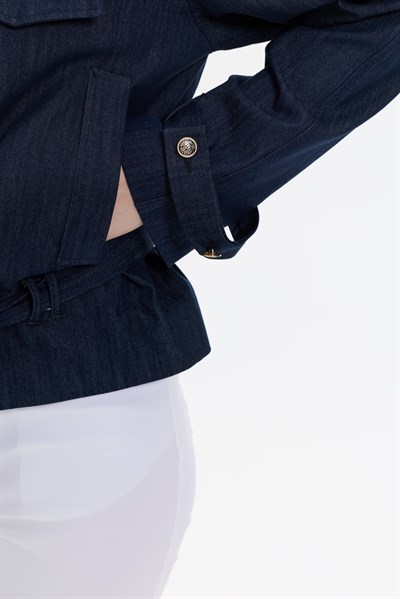 KEMER DETAYLI KISA TRENÇKOT