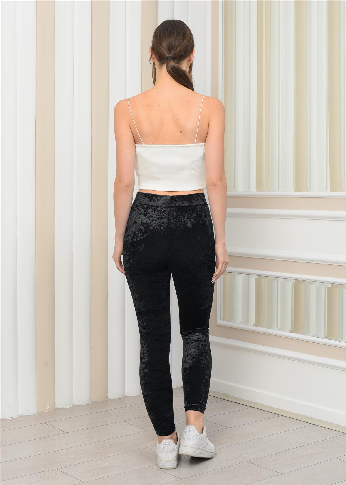 Barcha Timo Hardy porno Oyoqlari orasiga tikilgan ayollar