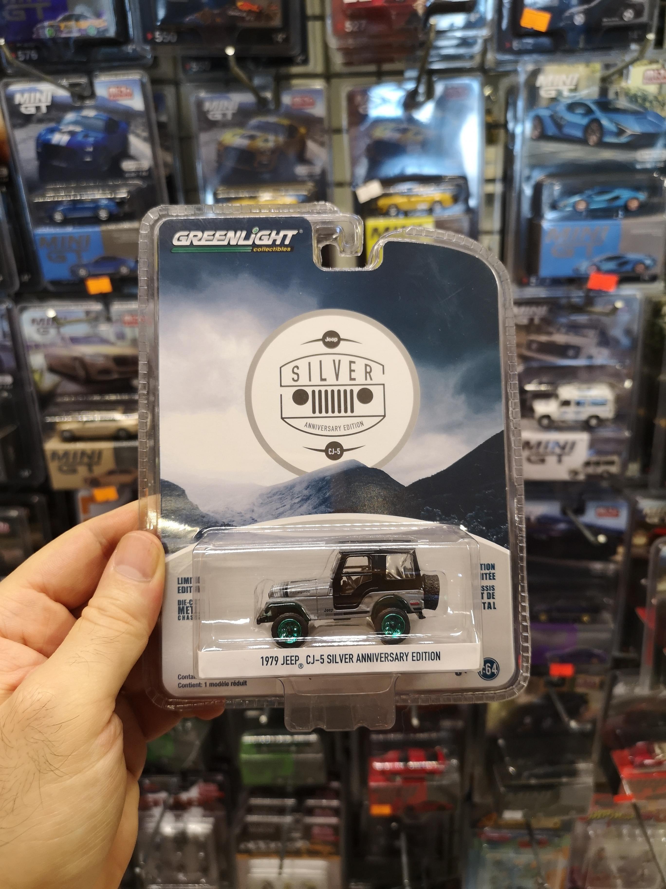Greenlight 1:64 1979 Jeep CJ-5 Silver Anniversary Edition Chase
