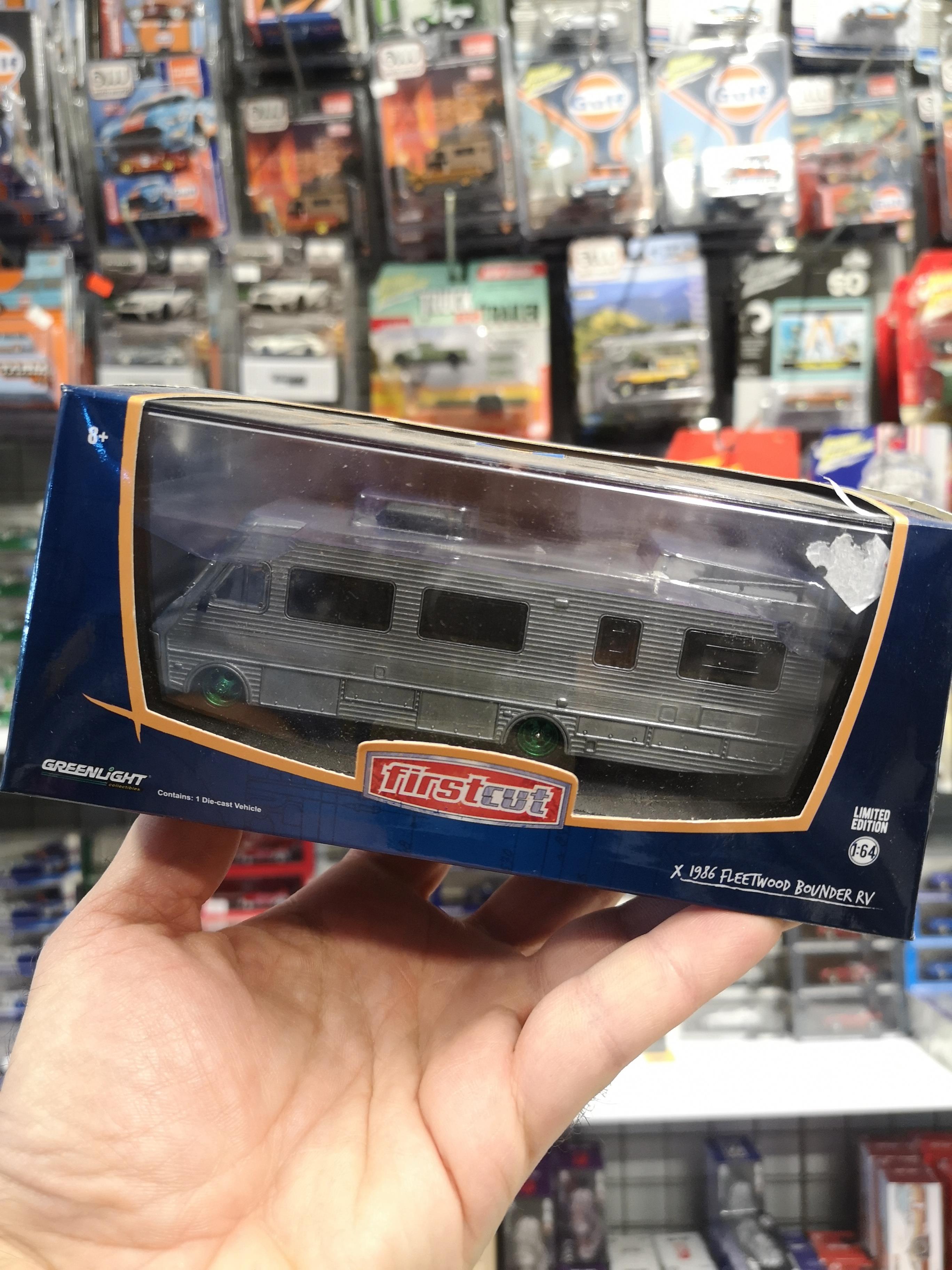 Greenlight 1:64 1986 Fleetwood Bounder RV First Cut