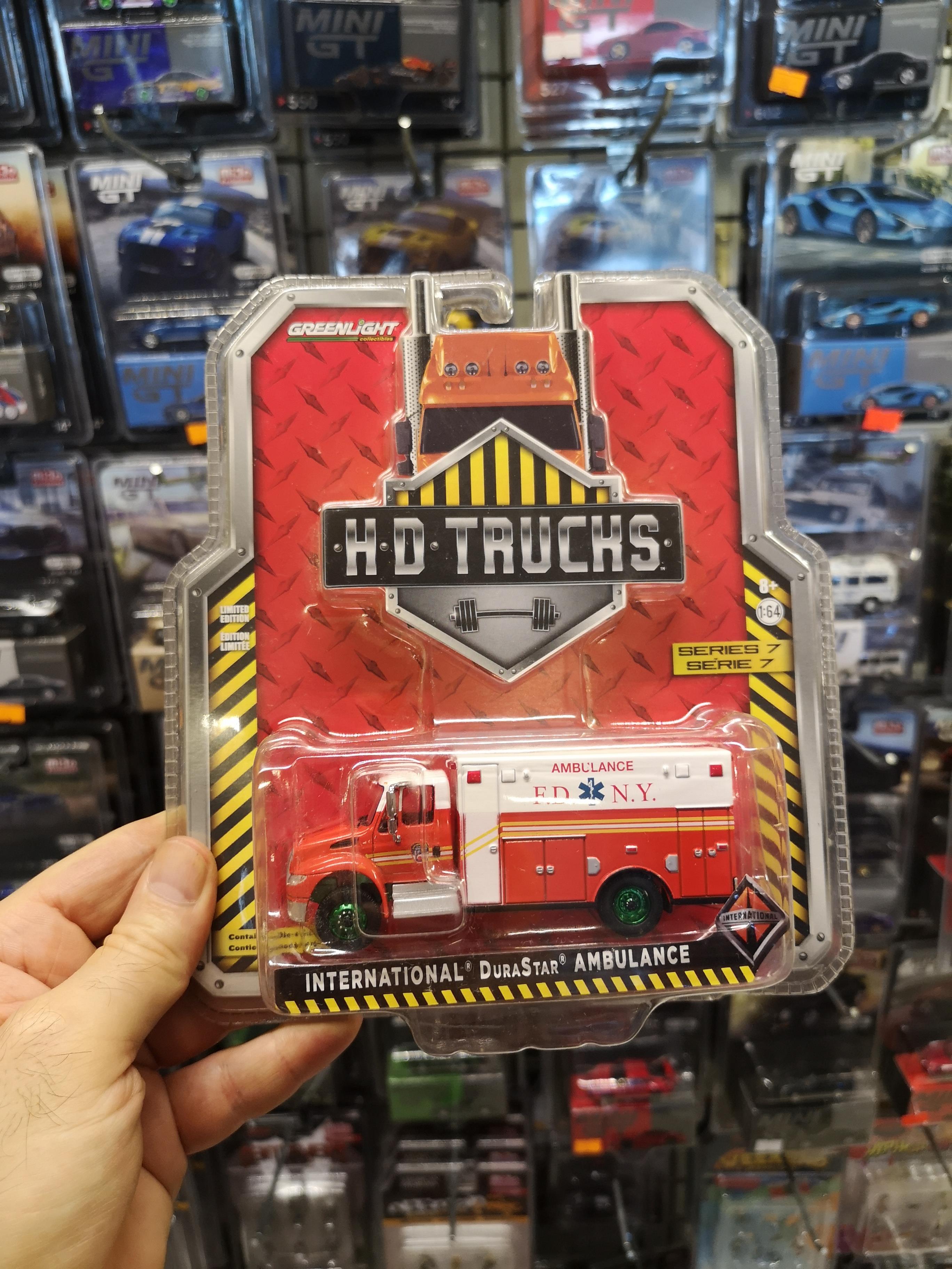 Greenlight 1:64 International DuraStar Ambulance Chase