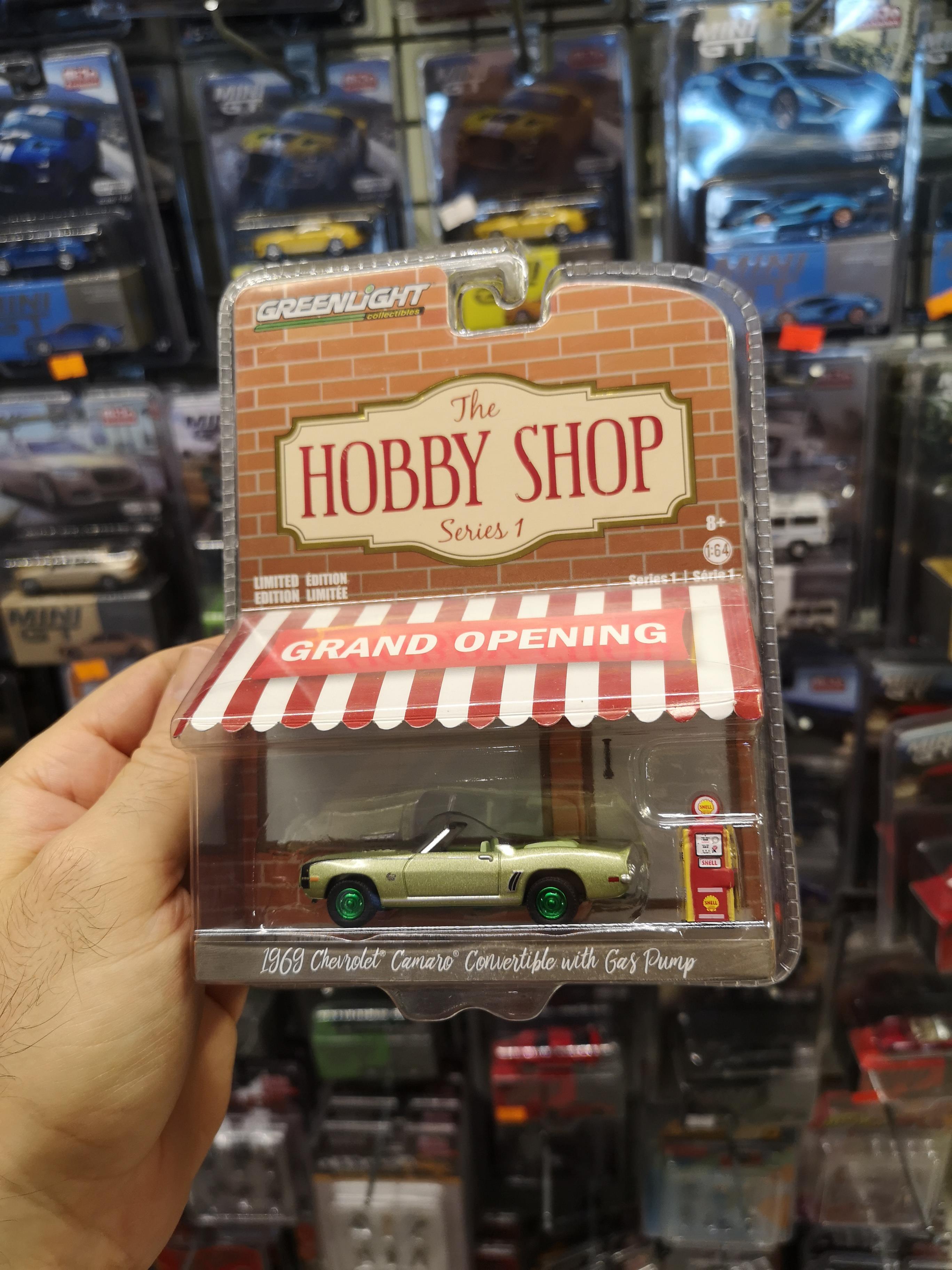 Greenlight 1:64 1969 Chevrolet Camaro Convertible with Shell Gas Pump Chase