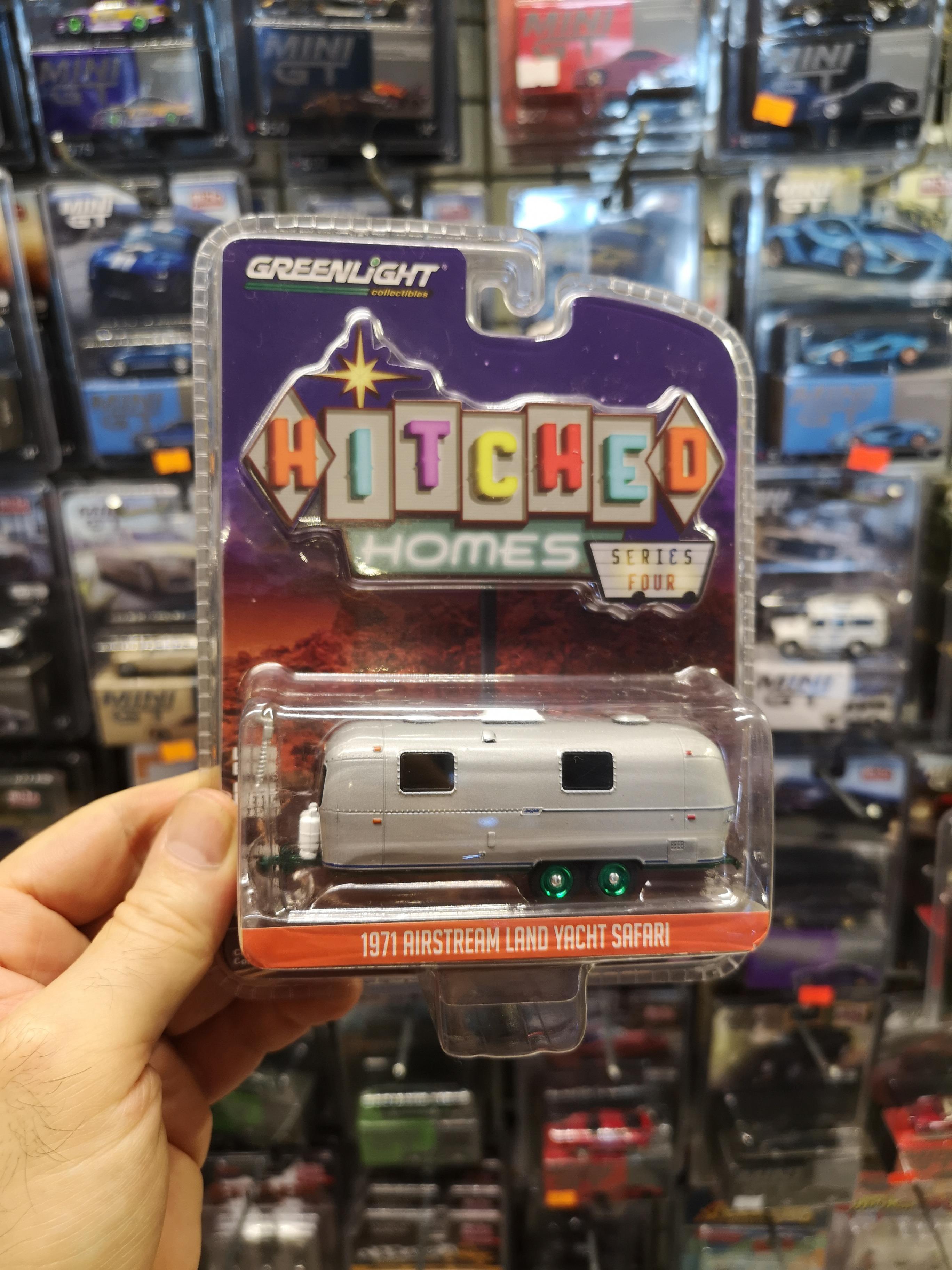 Greenlight 1:64 1971 Airstream Land Yatch Safari Chase