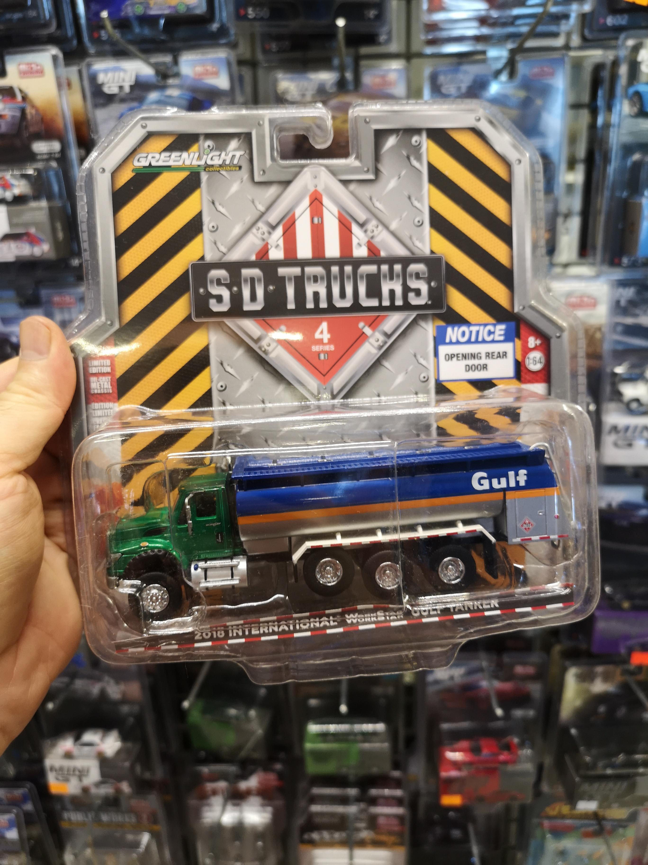 Greenlight 1:64 2018 International workstar Gulf Tanker Chase