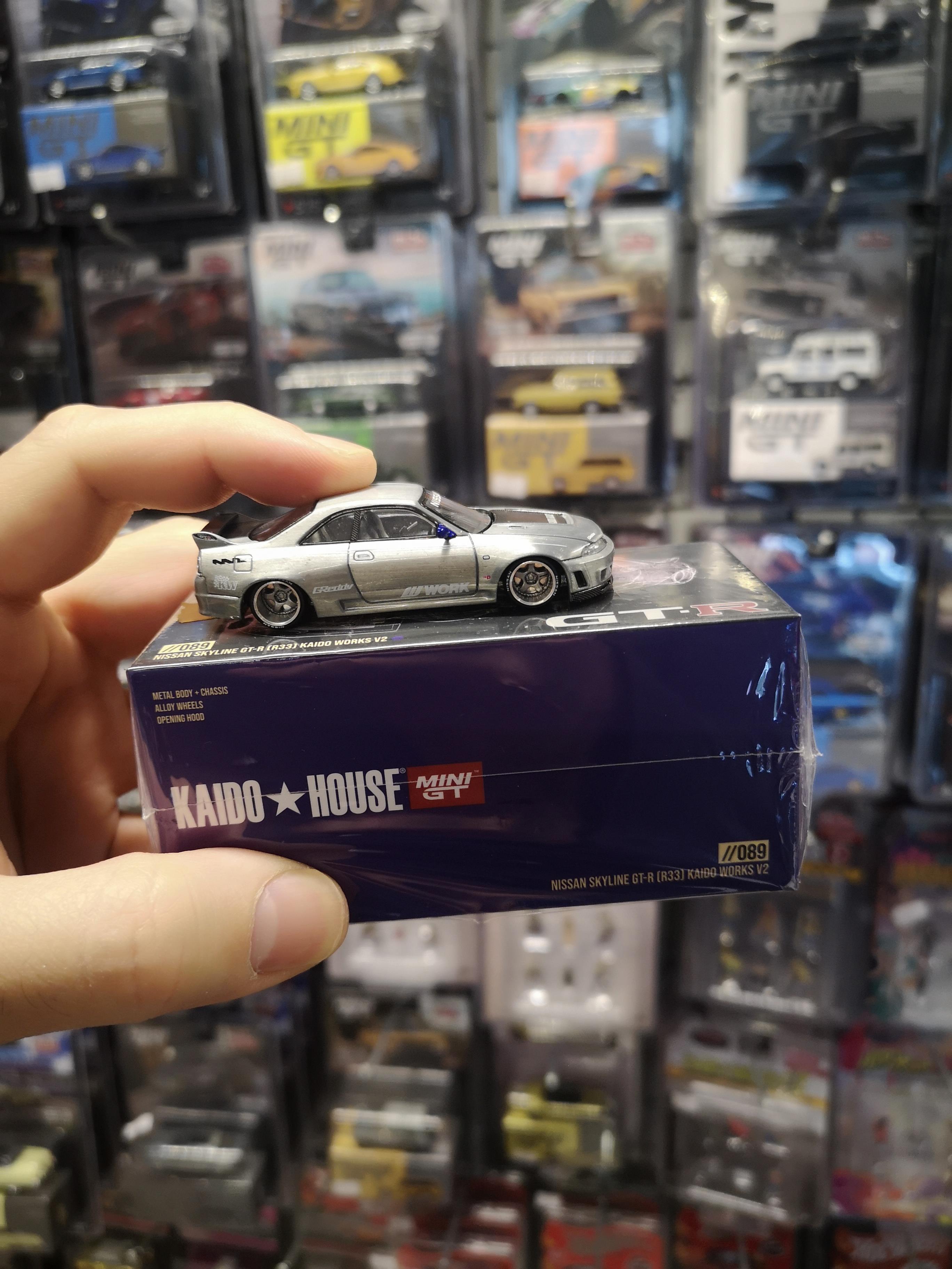 Mini GT Kaido House Nissan Skyline GT-R R33 Kaido Works V2 Chase