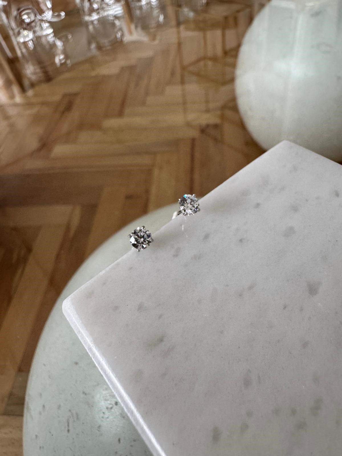 TAŞLI ELISA KÜPE 4MM