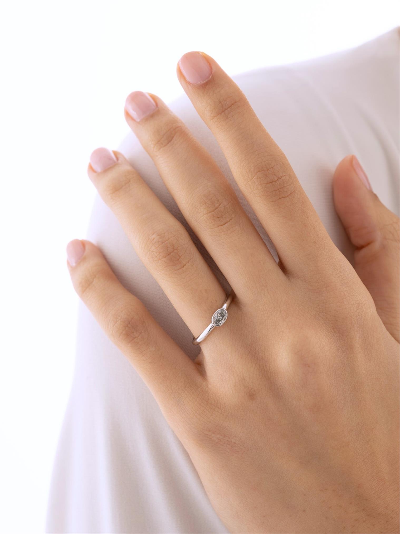 0,23 Karat Oval Tektaş Pırlanta Yüzük