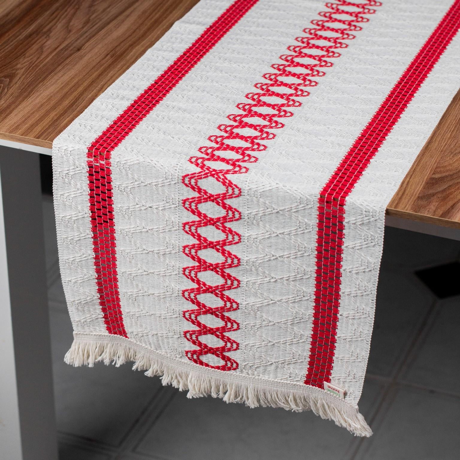Tapetto Örme Runner Pamuklu Dantel Püsküllü Runner 35x145 Cm Masa Örtüsü Kırmızı Krem RunnerSamimi bir yemek, aile içinde hoş bir akşam masanıza uyacak masa örtüleri ve runner'lar