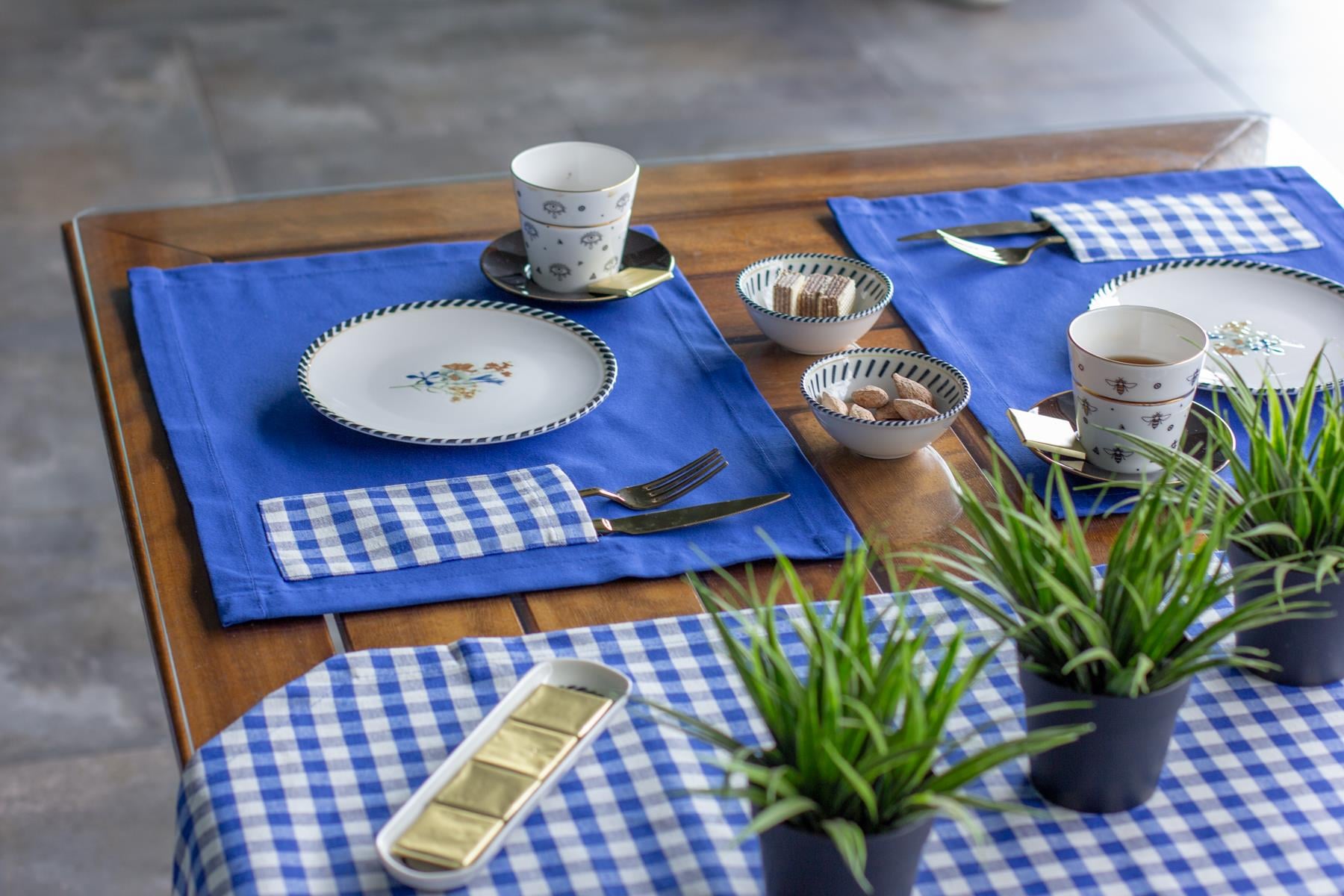 Moena Amerikan Servis Pamuklu Supla Ve Runner Seti 6 Kişilik Mavi Ekose Desen Masa ve Sunum TakımıSamimi bir yemek, aile içinde hoş bir akşam masanıza uyacak masa örtüleri ve runner'lar