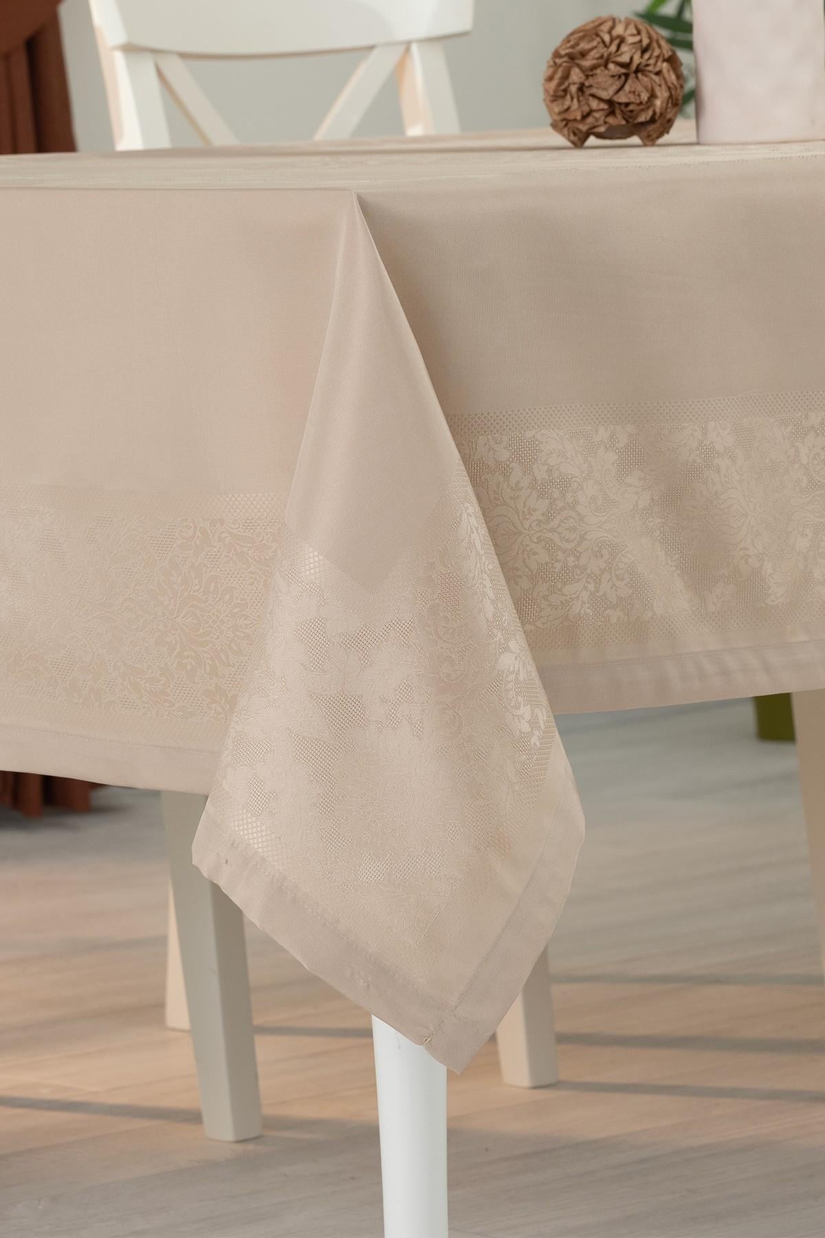 Pano Jumbo Masa Örtüsü Leke Tutmaz Polyester Jakarlı Pano 8 Kişilik Lüks Bej 150 x 220 cm Masa ÖrtüsüSamimi bir yemek, aile içinde hoş bir akşam masanıza uyacak masa örtüleri ve runner'lar