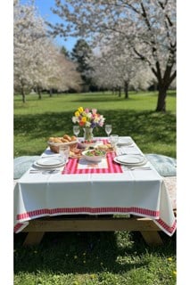 Pembe Kuş Desenli Masaörtüsü 140x180cmSamimi bir yemek, aile içinde hoş bir akşam masanıza uyacak masa örtüleri ve runner'lar