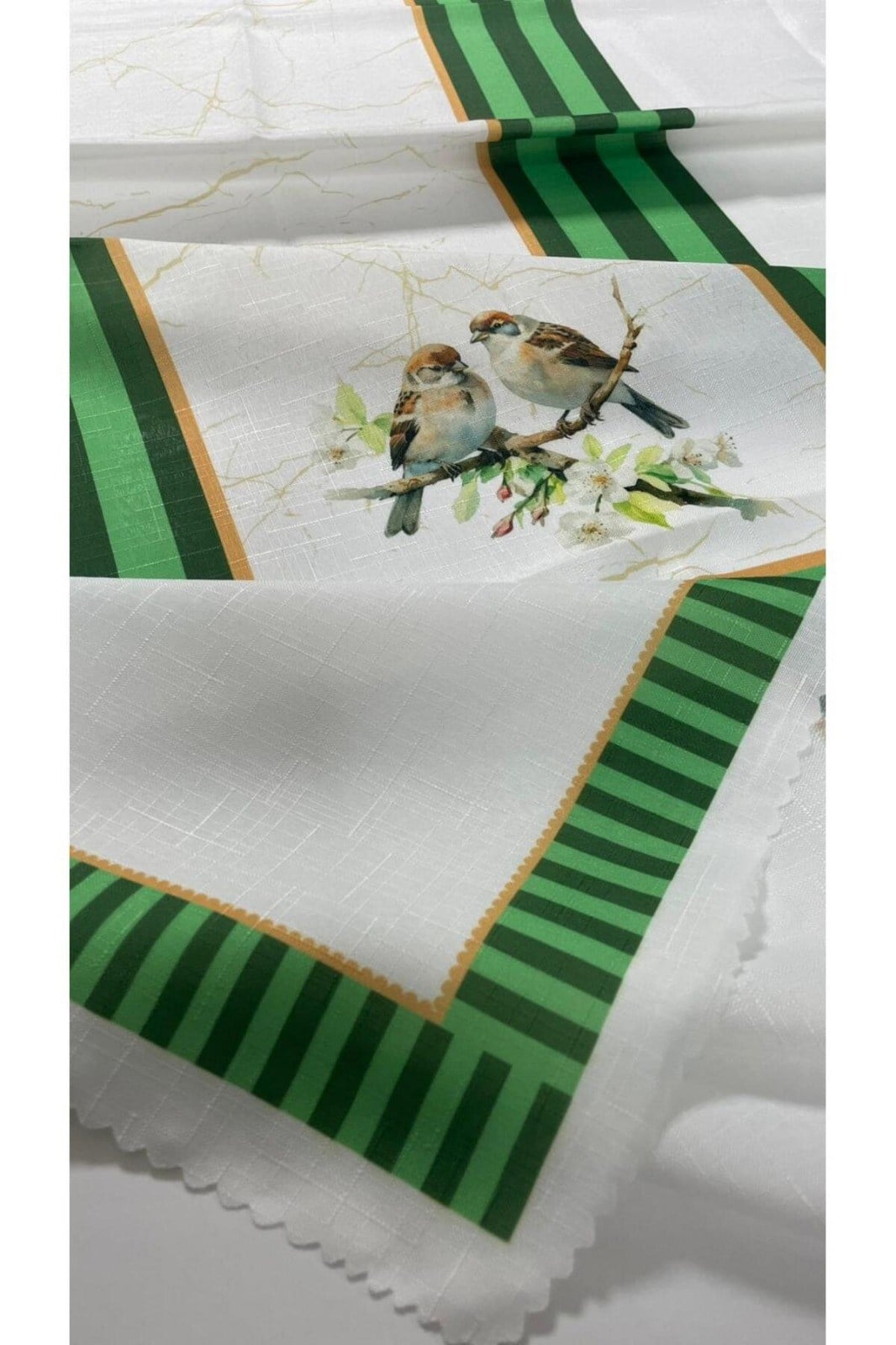 Yeşil Kuş Desenli Masaörtüsü 140x180cmSamimi bir yemek, aile içinde hoş bir akşam masanıza uyacak masa örtüleri ve runner'lar