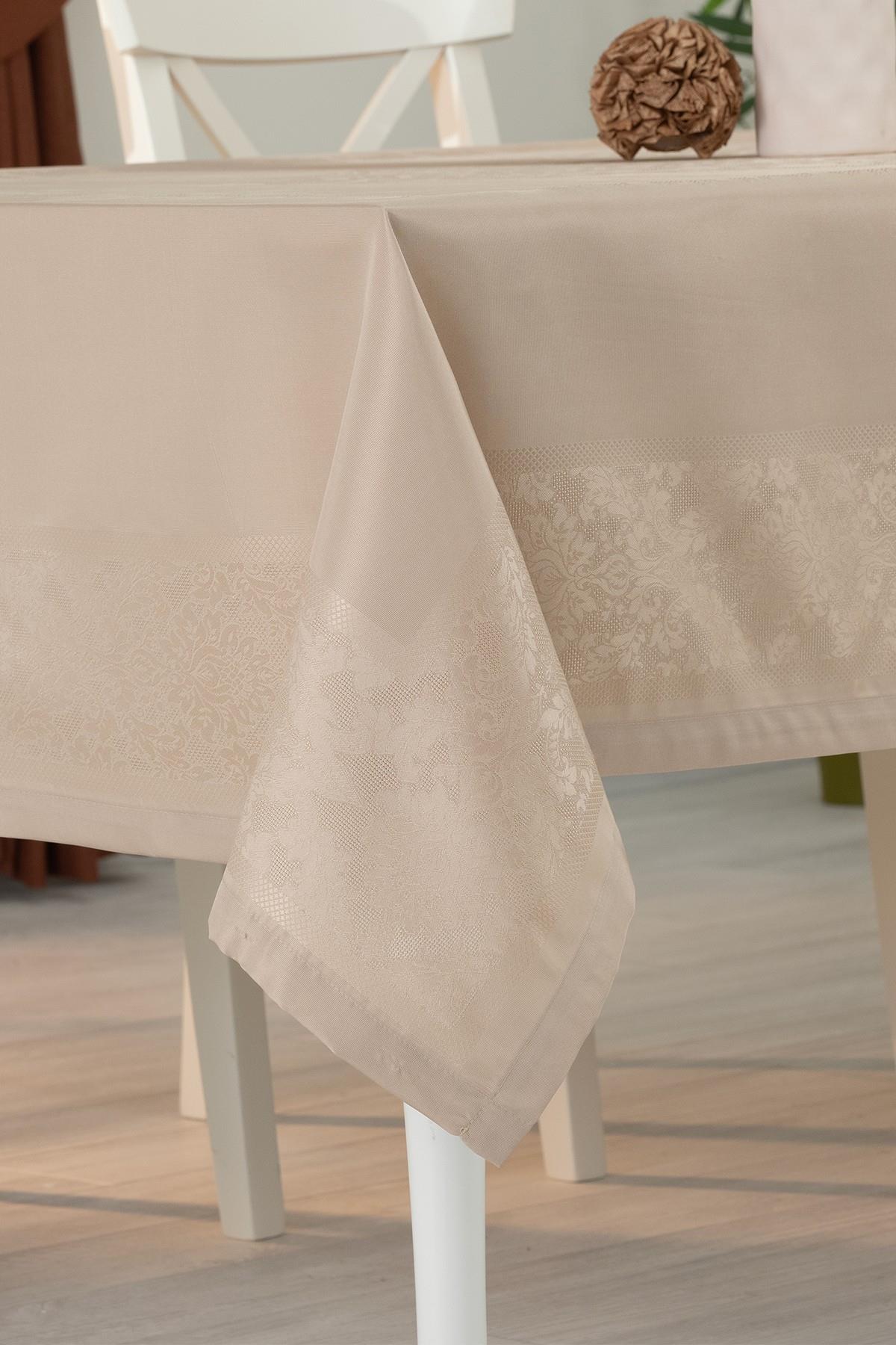 Pano Jumbo Masa Örtüsü Leke Tutmaz Polyester Jakarlı Pano 8 Kişilik Lüks Bej 150 x 220 cm Masa ÖrtüsüSamimi bir yemek, aile içinde hoş bir akşam masanıza uyacak masa örtüleri ve runner'lar