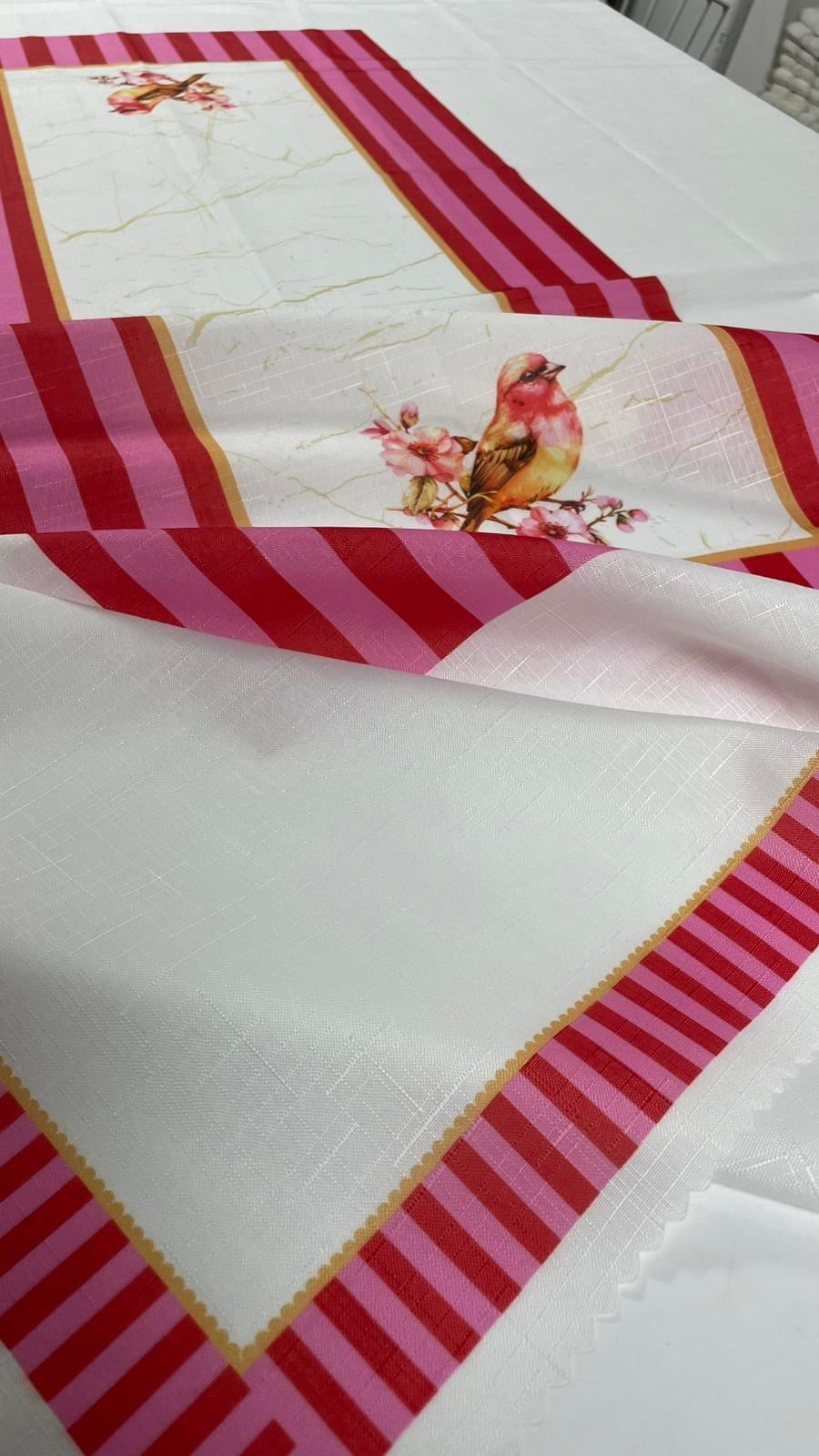 Pembe Kuş Desenli Masaörtüsü 140x180cmSamimi bir yemek, aile içinde hoş bir akşam masanıza uyacak masa örtüleri ve runner'lar