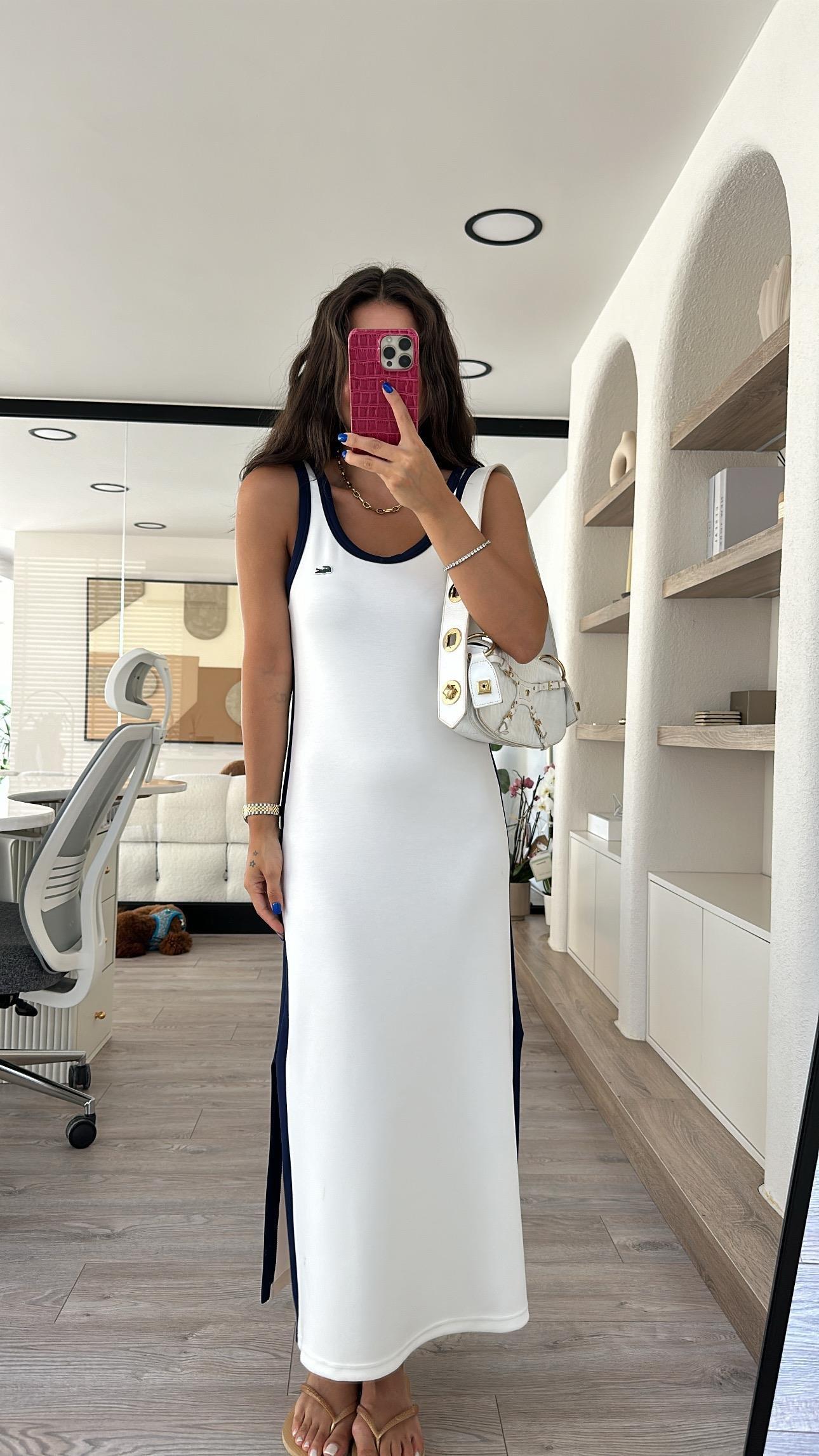 Фирменная модель платья с окантовкой и разрезами по бокам