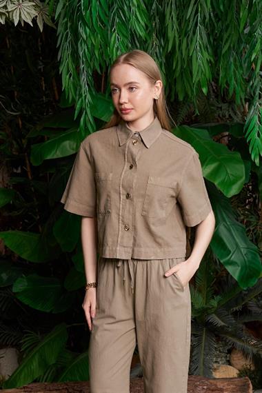 Düğmeli Kısa Kollu Keten Gömlek