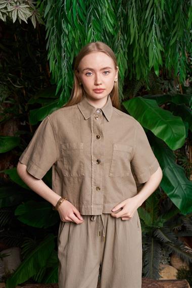 Düğmeli Kısa Kollu Keten Gömlek