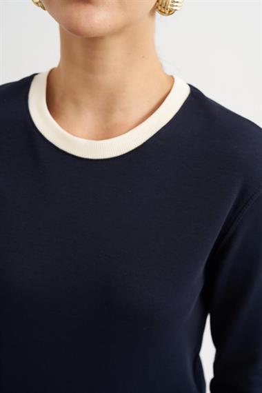 Long Sleeve T-Shirt with Color Transition on the Collar
