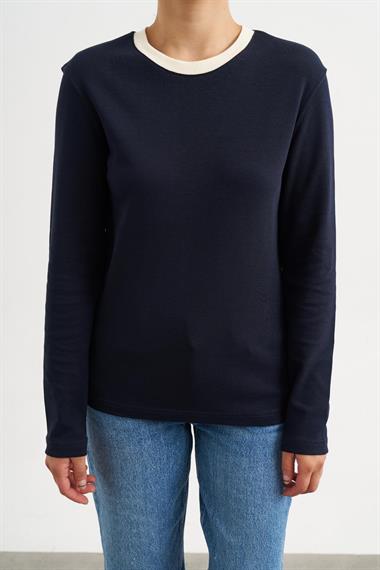 Long Sleeve T-Shirt with Color Transition on the Collar