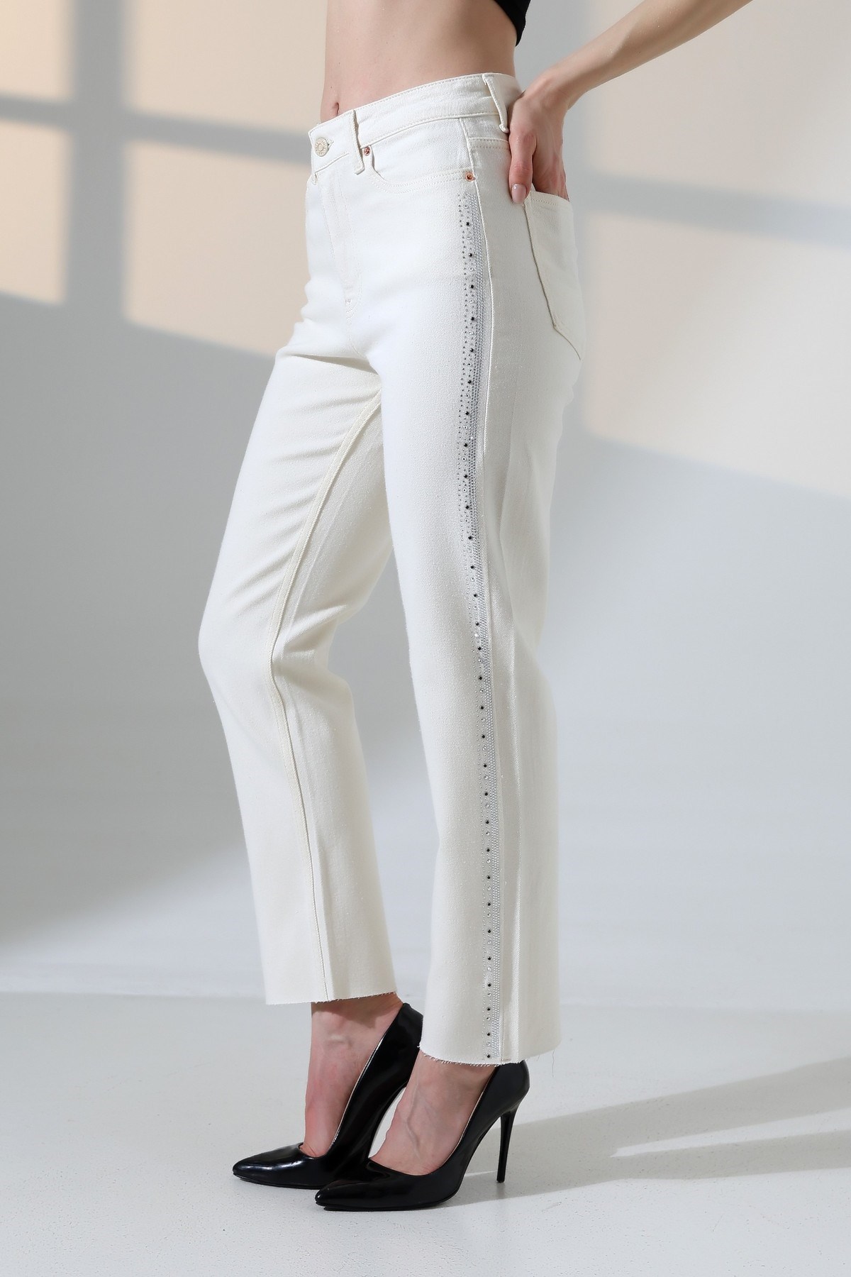Şerit Taşlı Mom Fit Kot Pantolon 7110