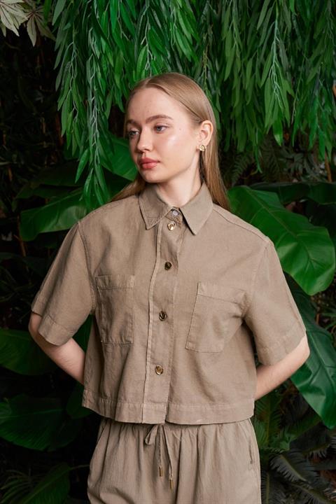 Düğmeli Kısa Kollu Keten Gömlek