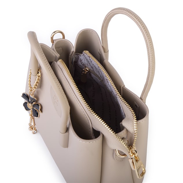 Nas Bag Mini Çiçek Charmlı Kadın  Şık El ve Çapraz Çanta (en 25 cm ;boy 22 cm ) Kum
