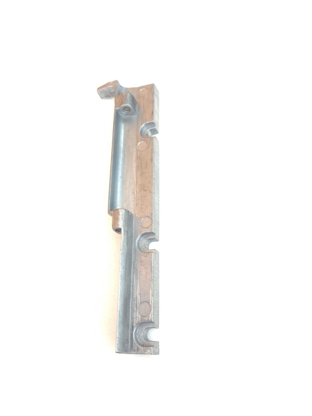 JUKİ OVERLOK KAPAK MENTEŞESİ 6700