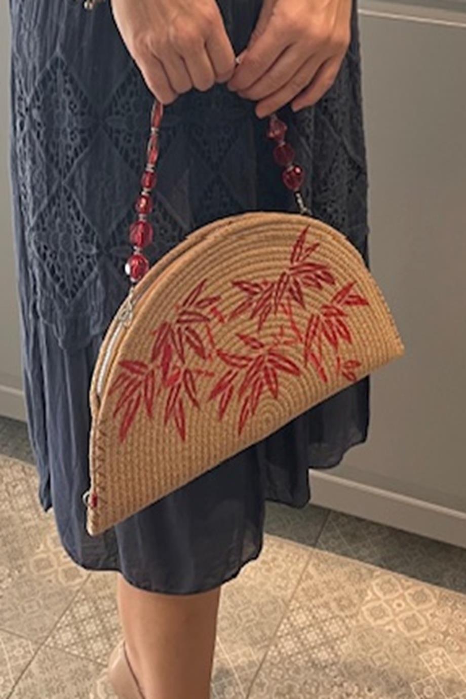 Red strength on Bamboo Leaves