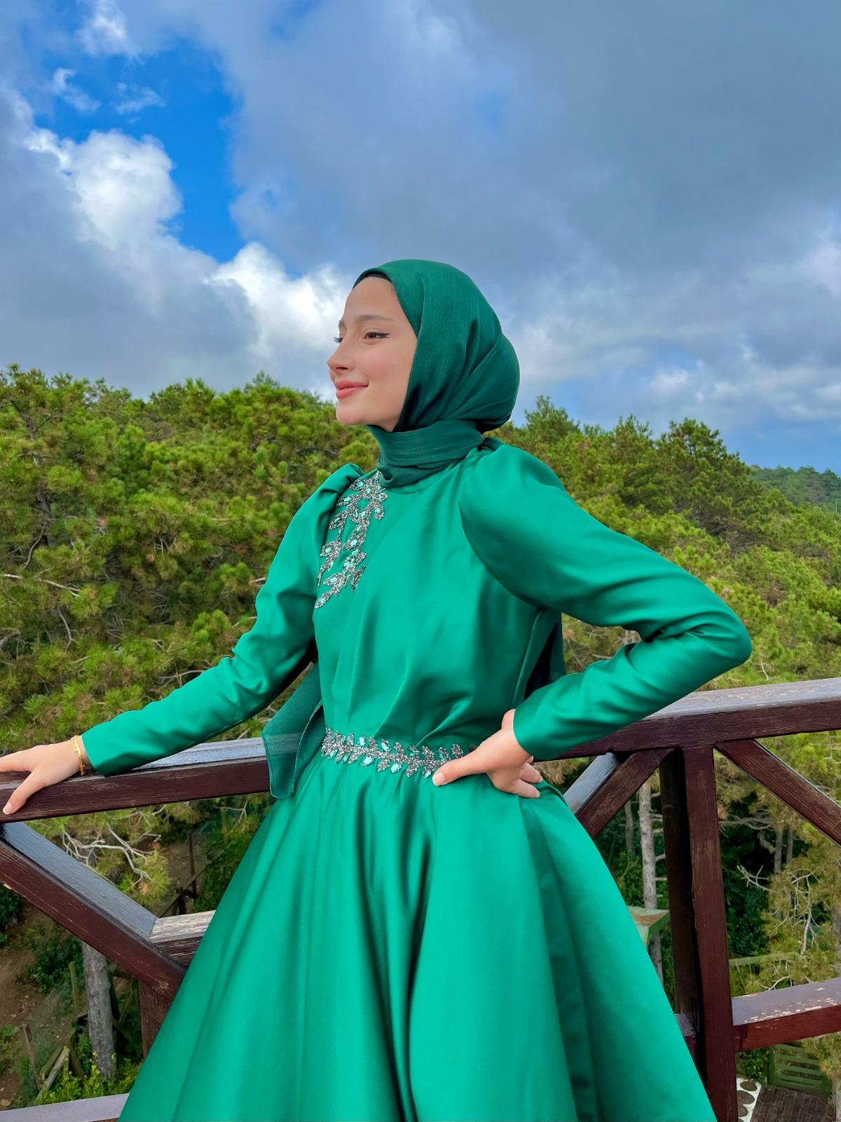 Diana – Zümrüt Taş Detaylı Saten Abiye Elbise
