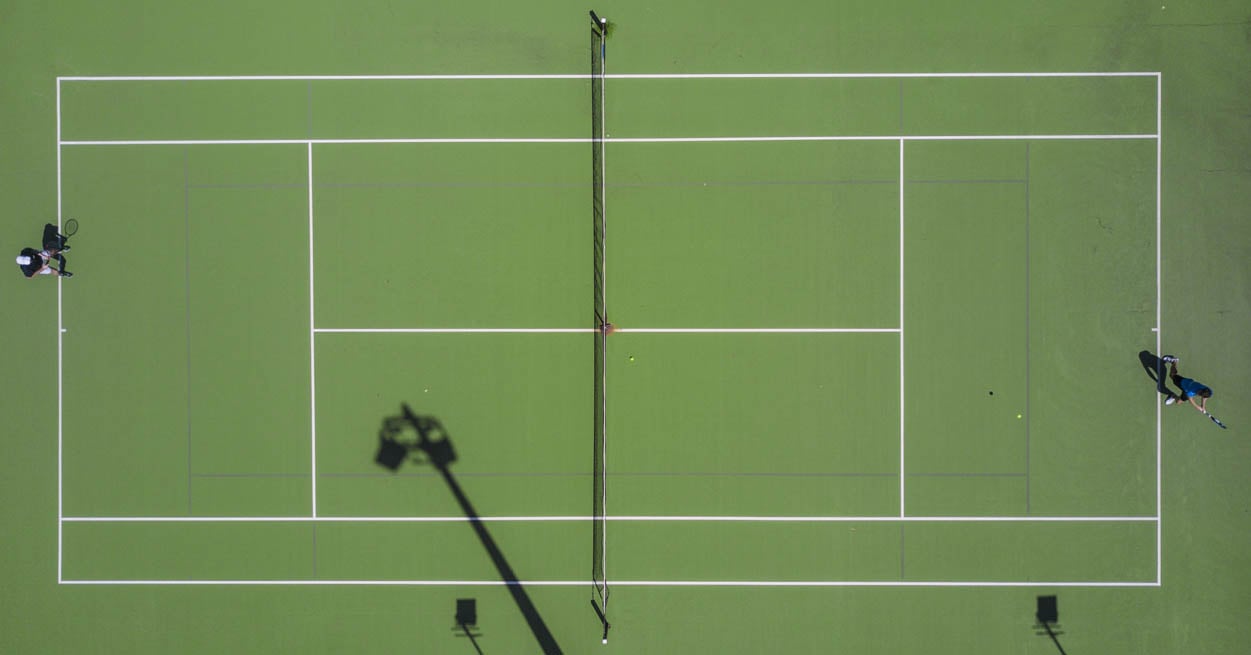 Çim tenis kortu