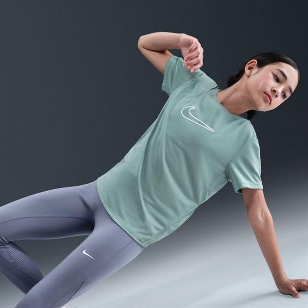 Nike One Dri-FIT Fitted Genç Kız Antrenman T-Shirt - Yeşil