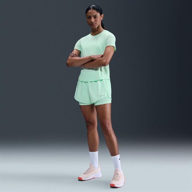 Nike One Dri-FIT Orta Bel 8 cm 2si 1 Arada Şort - Yeşil
