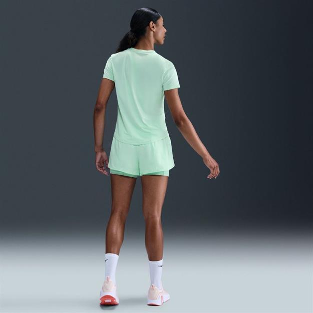 Nike One Dri-FIT Orta Bel 8 cm 2si 1 Arada Şort - Yeşil