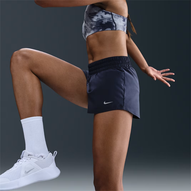 Nike One Dri-FIT Orta Belli Kısa Astarlı Şort 8 cm