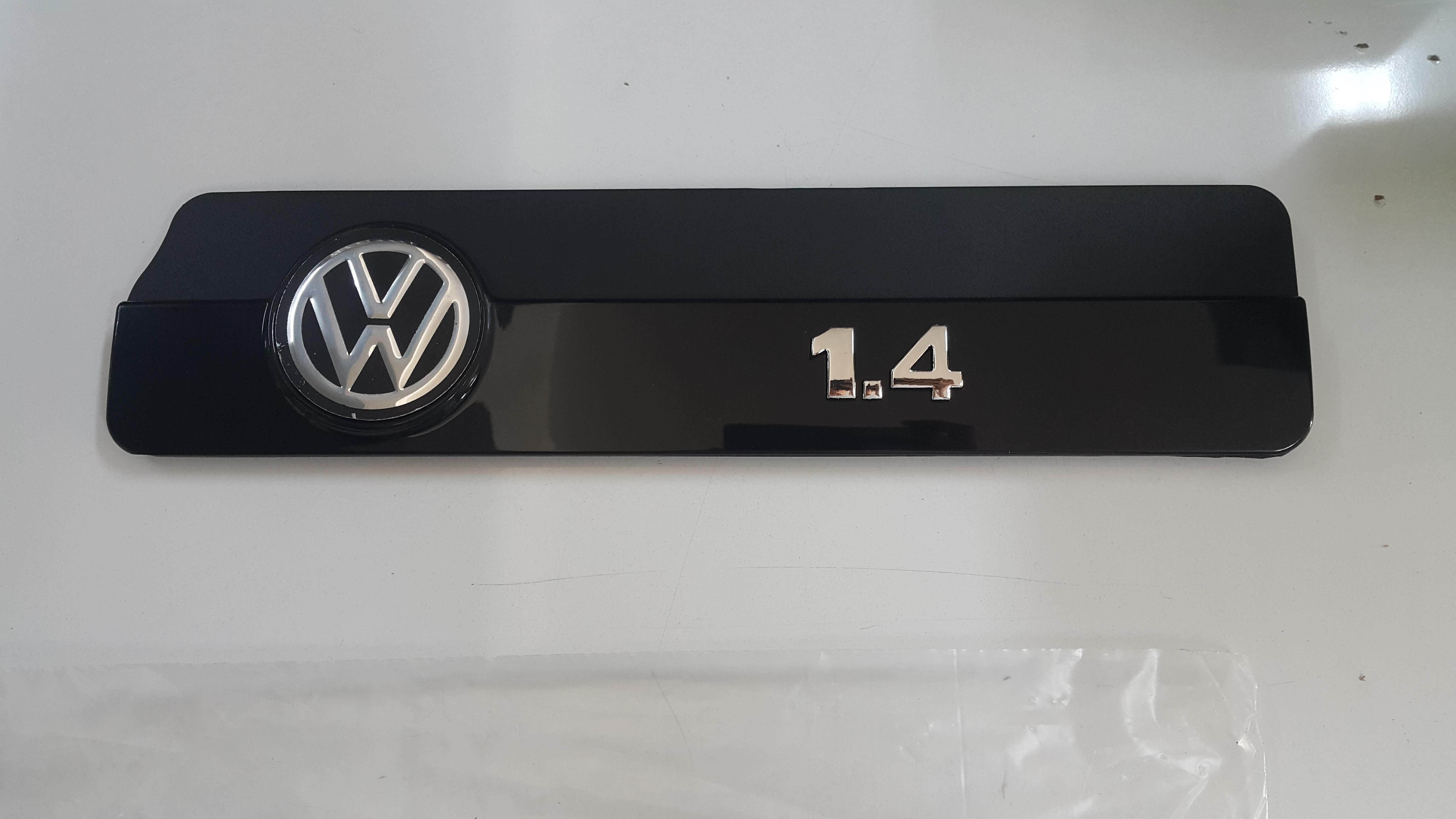 MOTOR ÜST KAPAĞI LOGO PLASTİK  POLO 1.4 AUA-BBZ-BKY