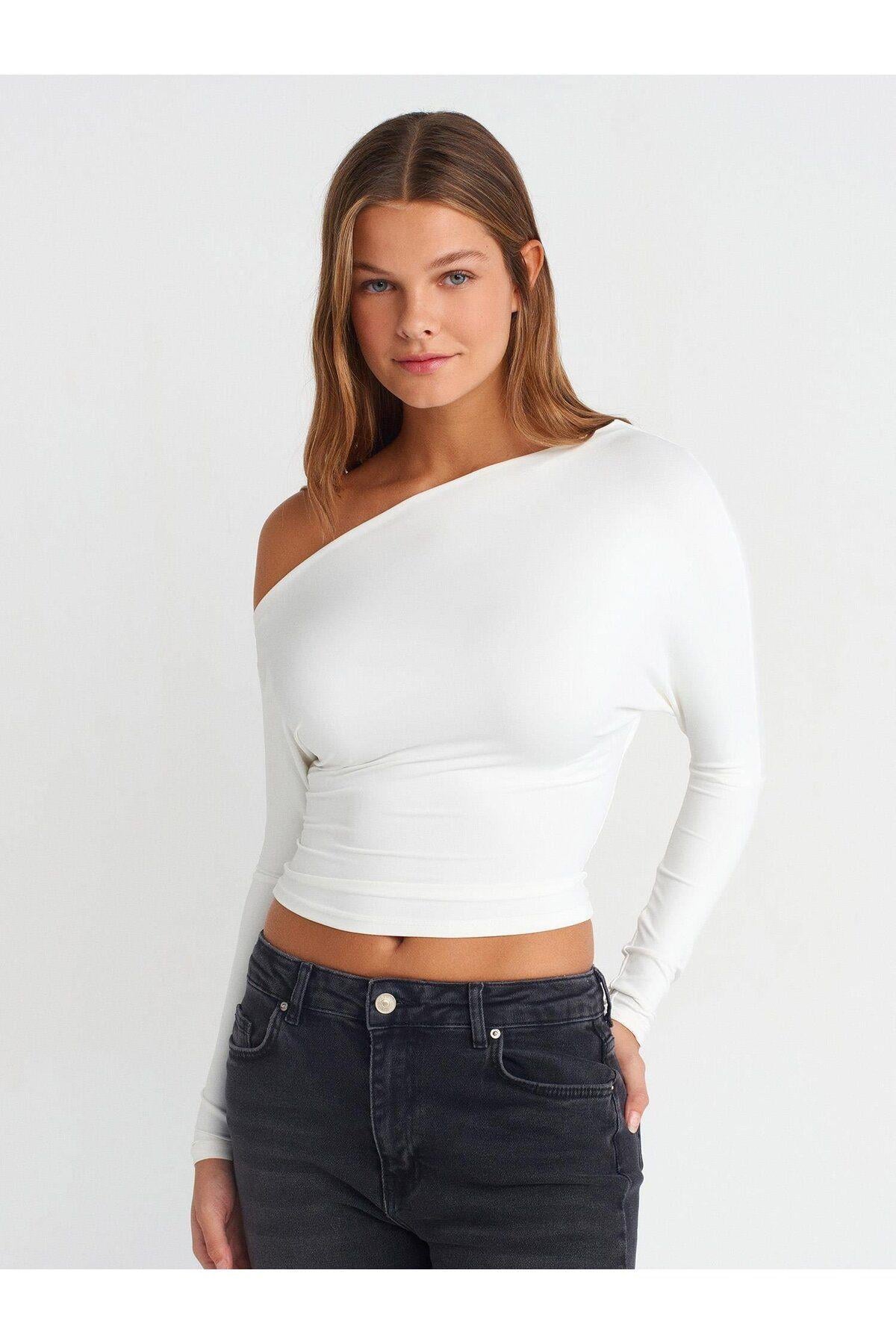 31487 Kadın Parmak Detaylı Asimetrik Yaka Top