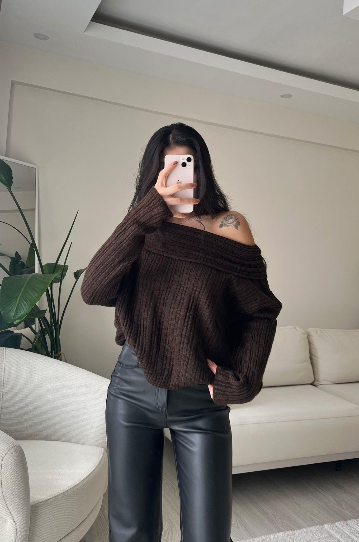 Ashley Kayık Yaka Triko Kazak Kahve