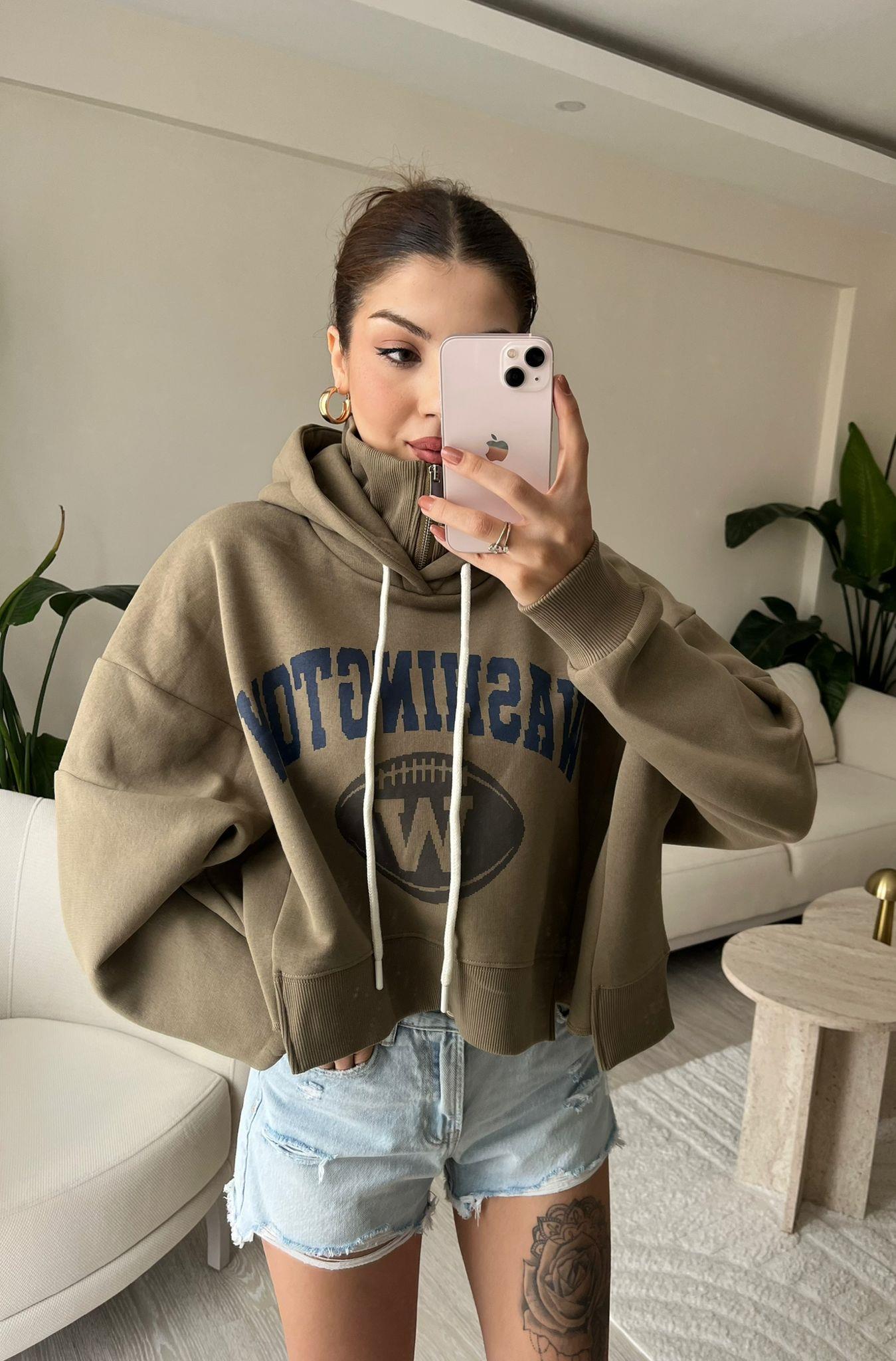 Washington Dik Yaka Detaylı Önü Baskılı Kapüşonlu Sweatshirt Haki