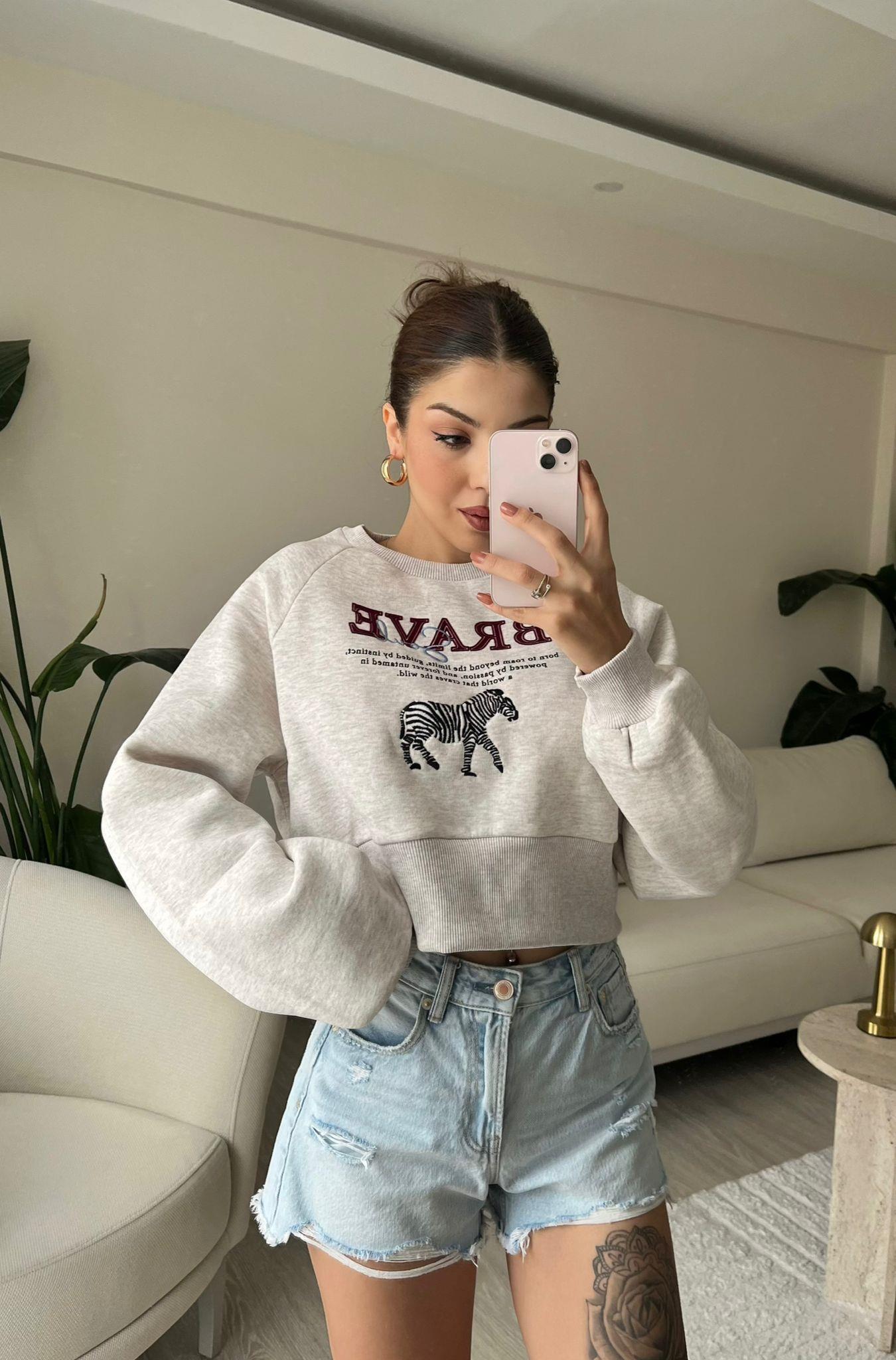 Brave Sırtı Fermuarlı Şardonlu Crop Sweatshirt