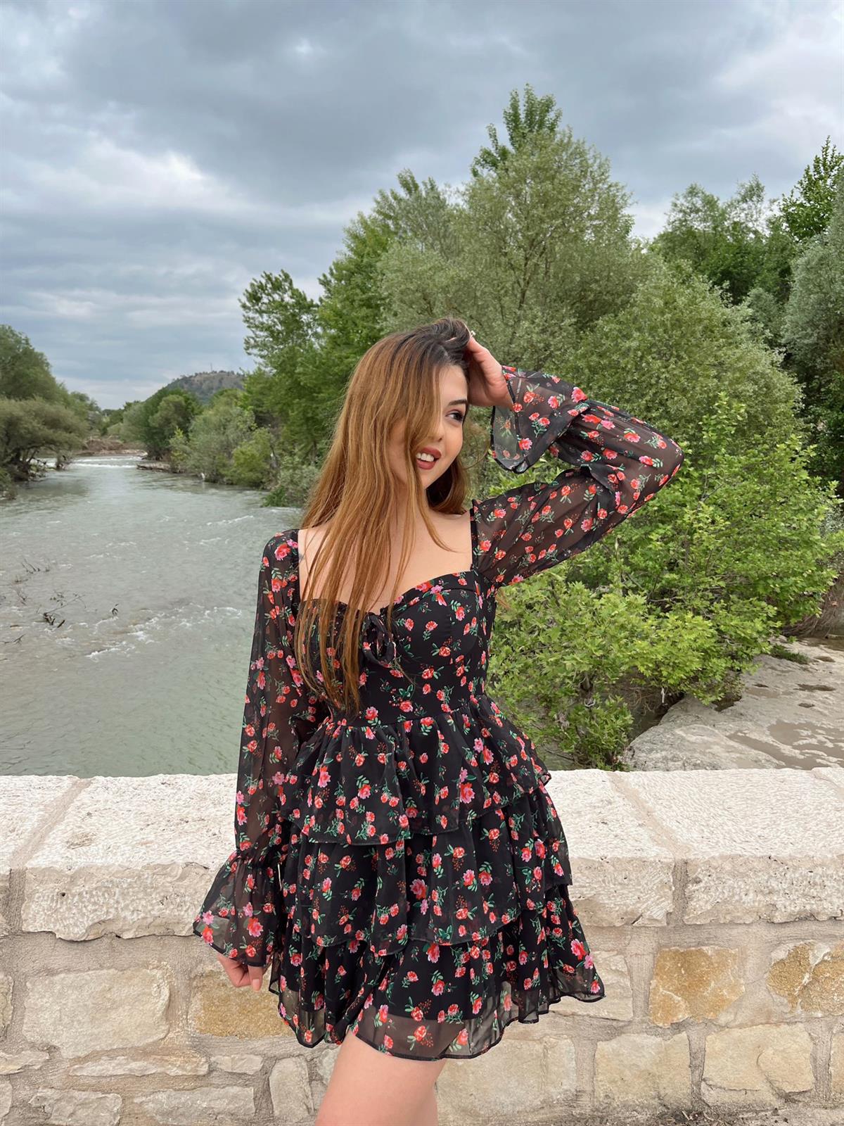 Lana Çiçek Desen Gloplu Siyah Mini Elbise