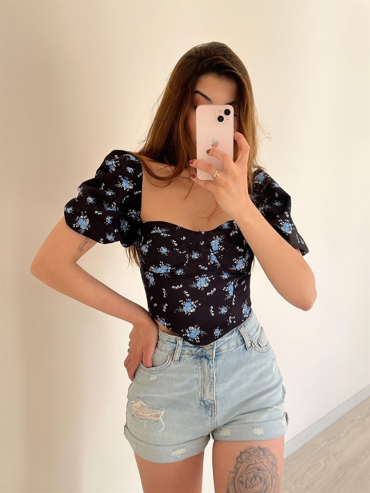 Laurel Balon Kol Desenli Siyah Crop Bluz