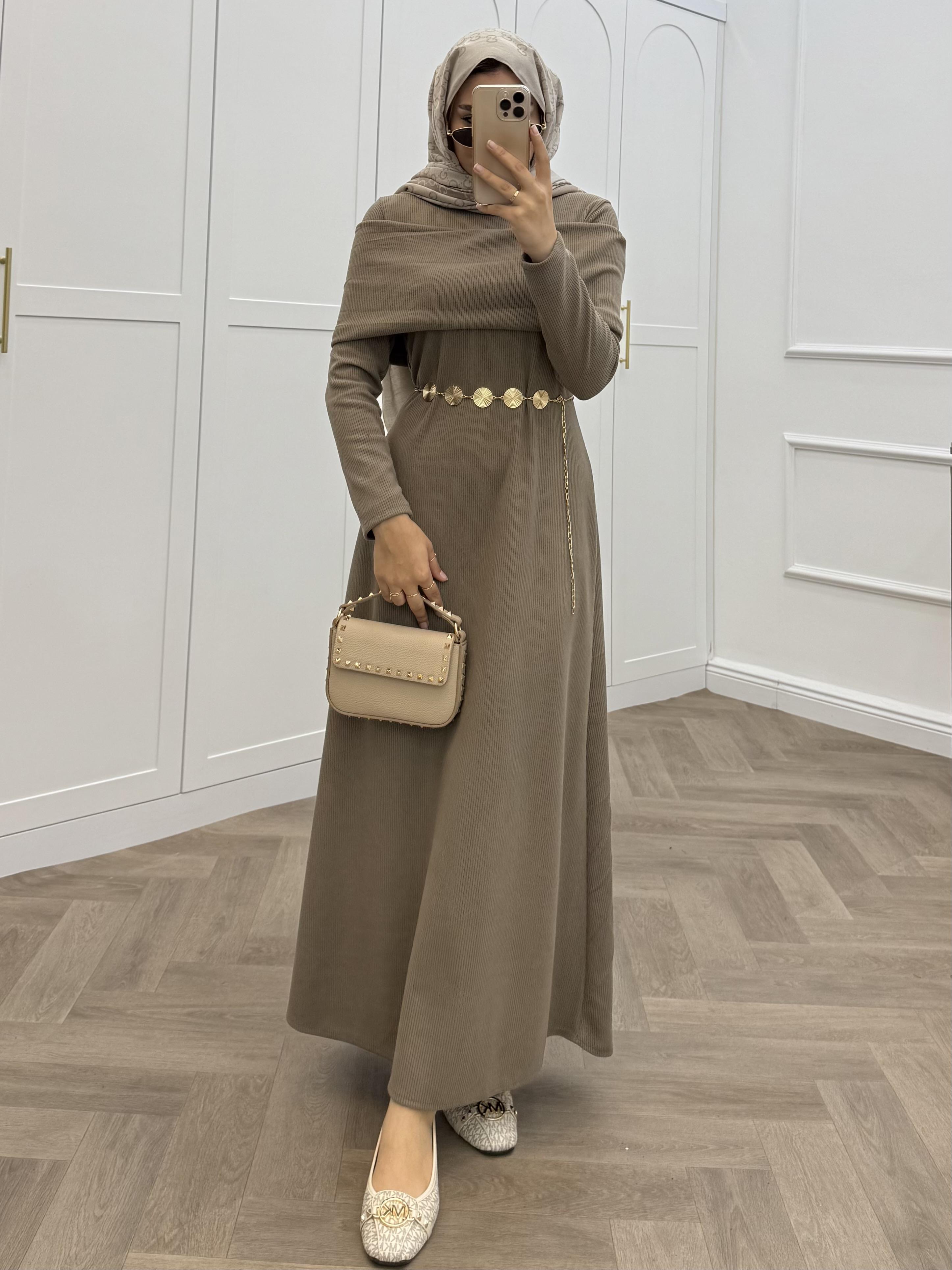 AKSESUAR DETAYLI FİTİLLİ ELBİSE BEJ