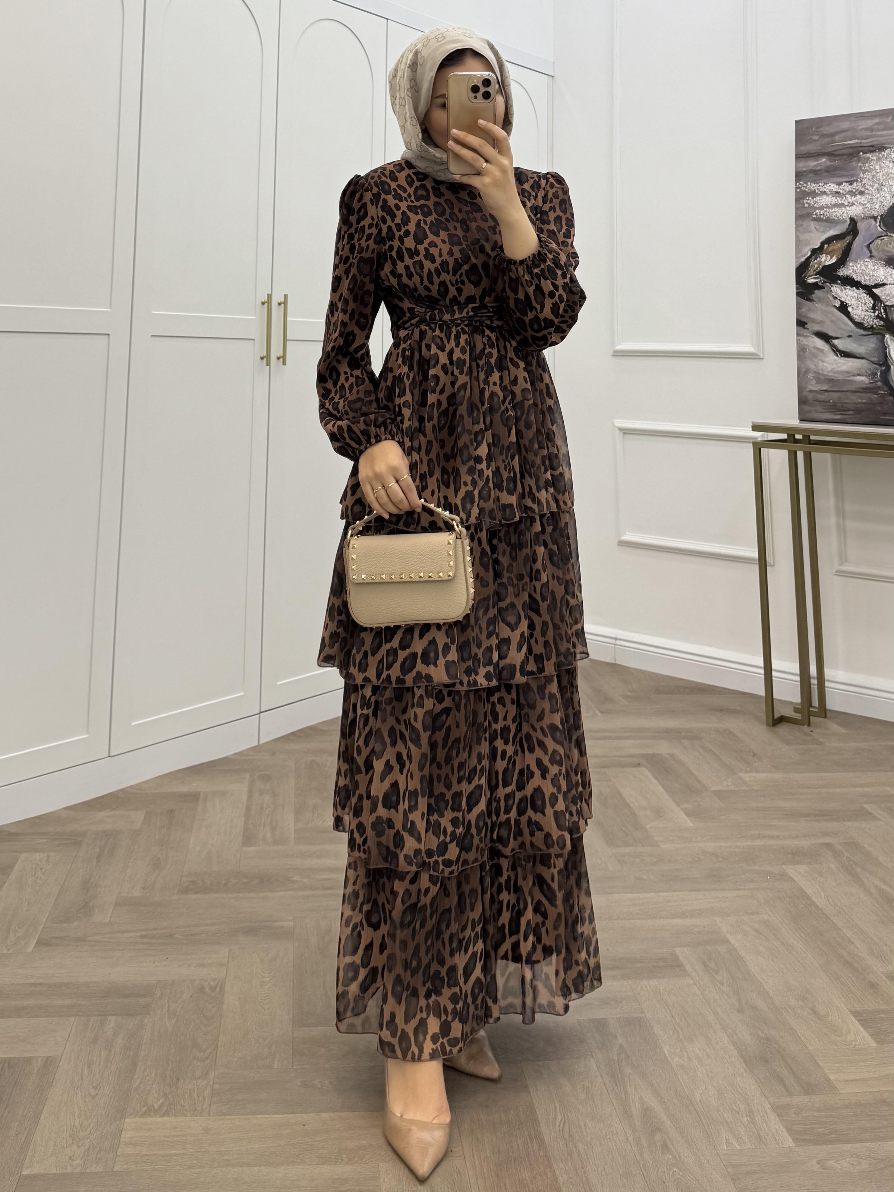 ÇAPRAZ DETAYLI KATLI ŞİFON ELBİSE LEOPAR CAMEL 