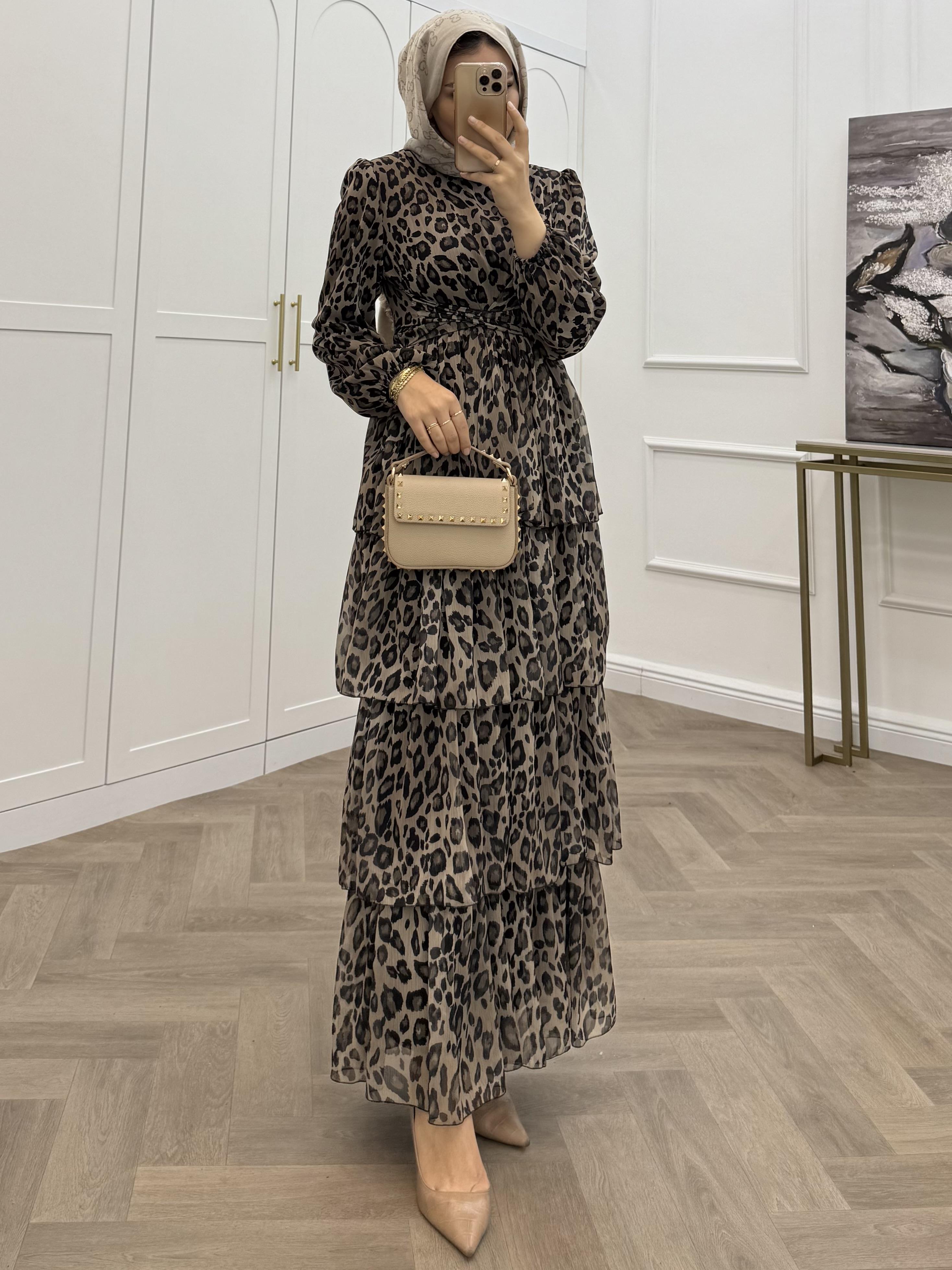 ÇAPRAZ DETAYLI KATLI ŞİFON ELBİSE LEOPAR VİZON 