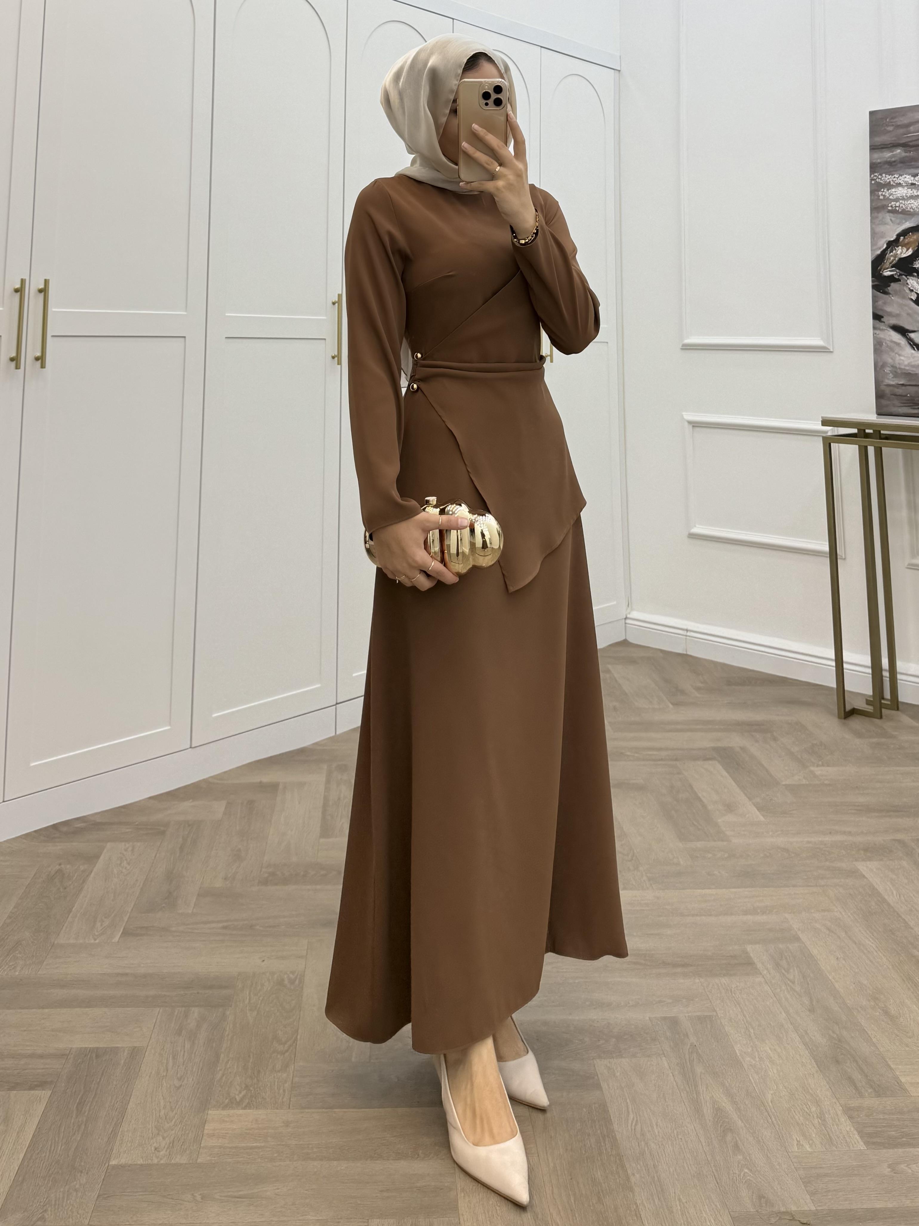 ÇAPRAZ GEÇİŞLİ SATEN ELBİSE CAMEL