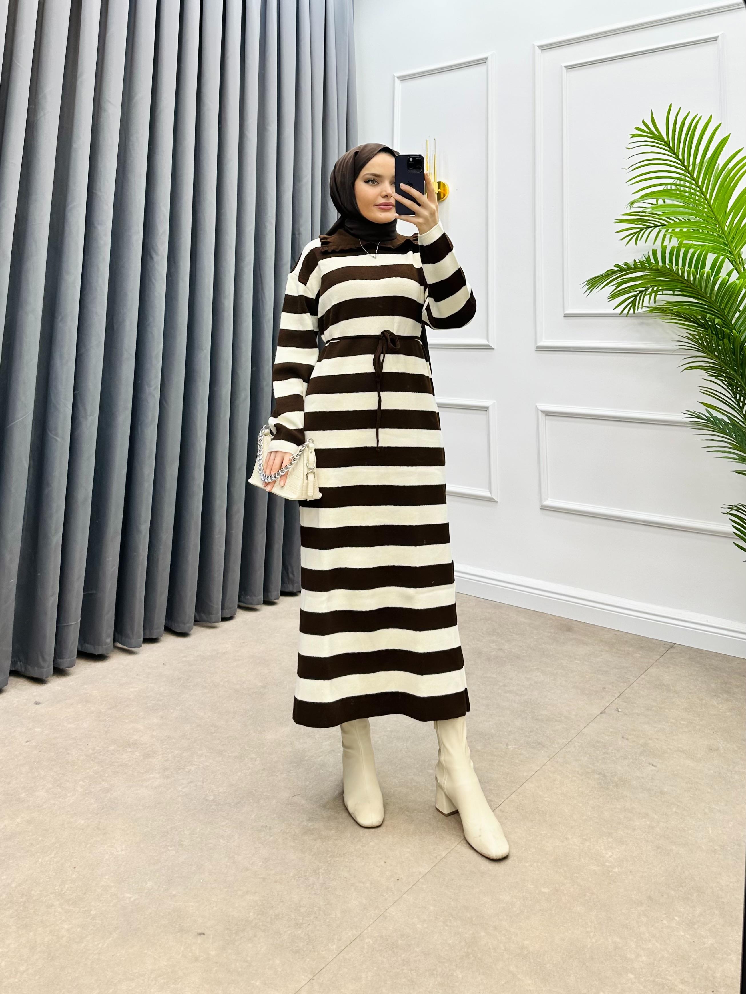 ÇİZGİLİ YAKALI TRİKO ELBİSE KAHVE