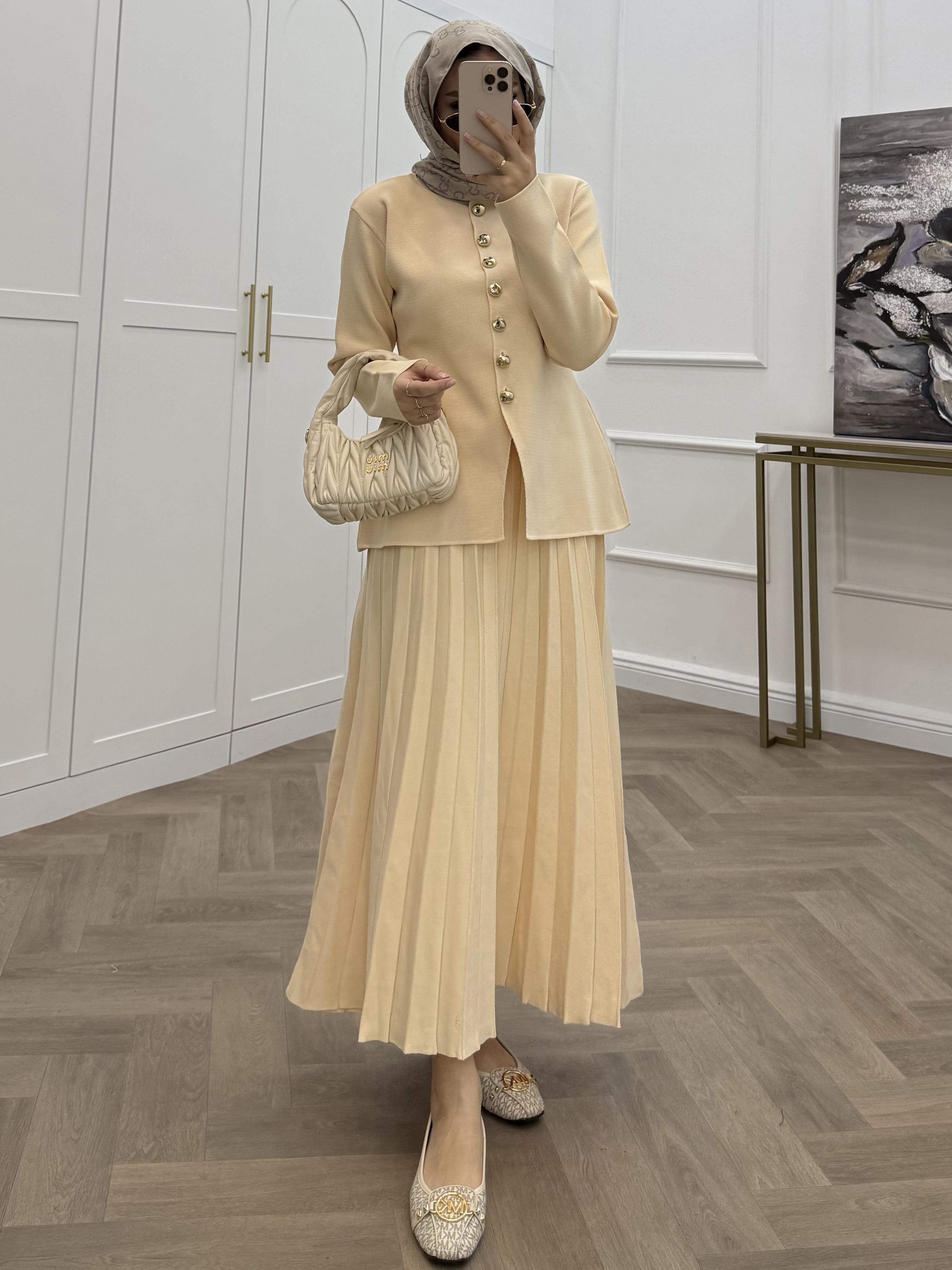 GOLD DÜĞMELİ ETEKLİ TRİKO TAKIM TAŞ