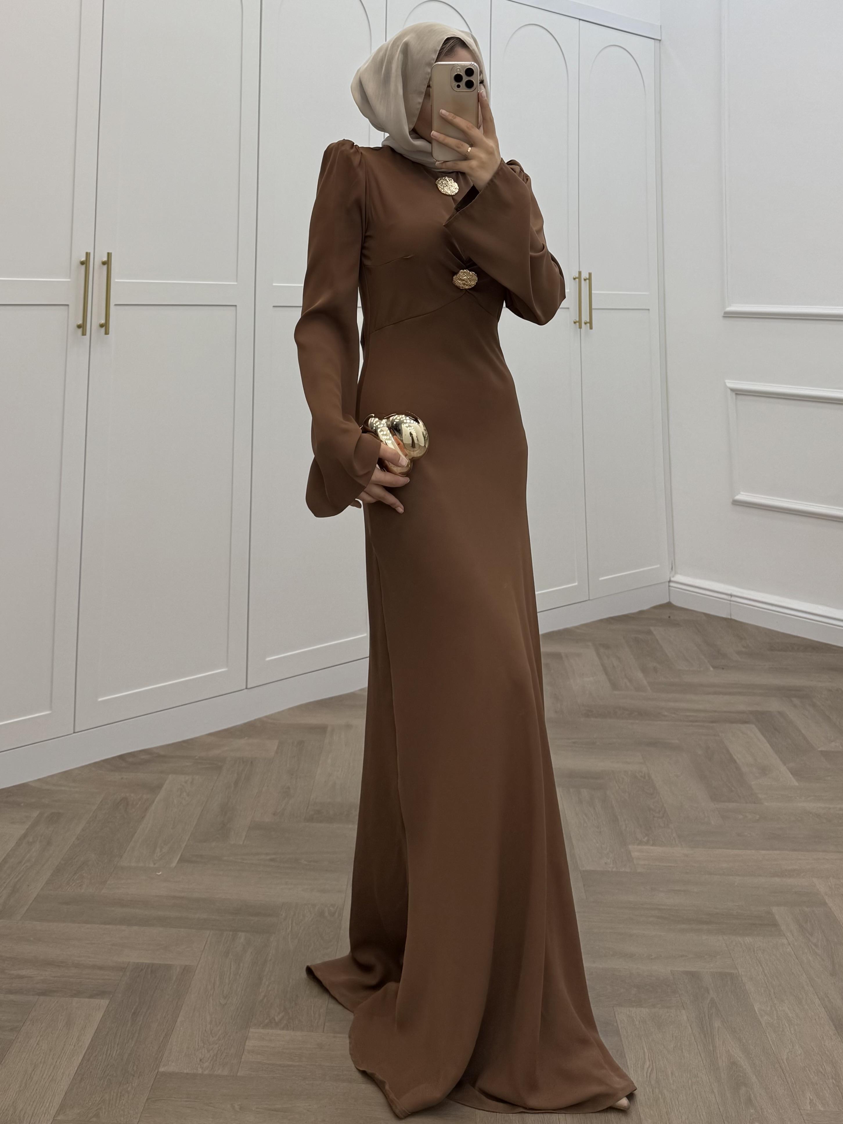 GOLD DÜĞMELİ SATEN ELBİSE TABA