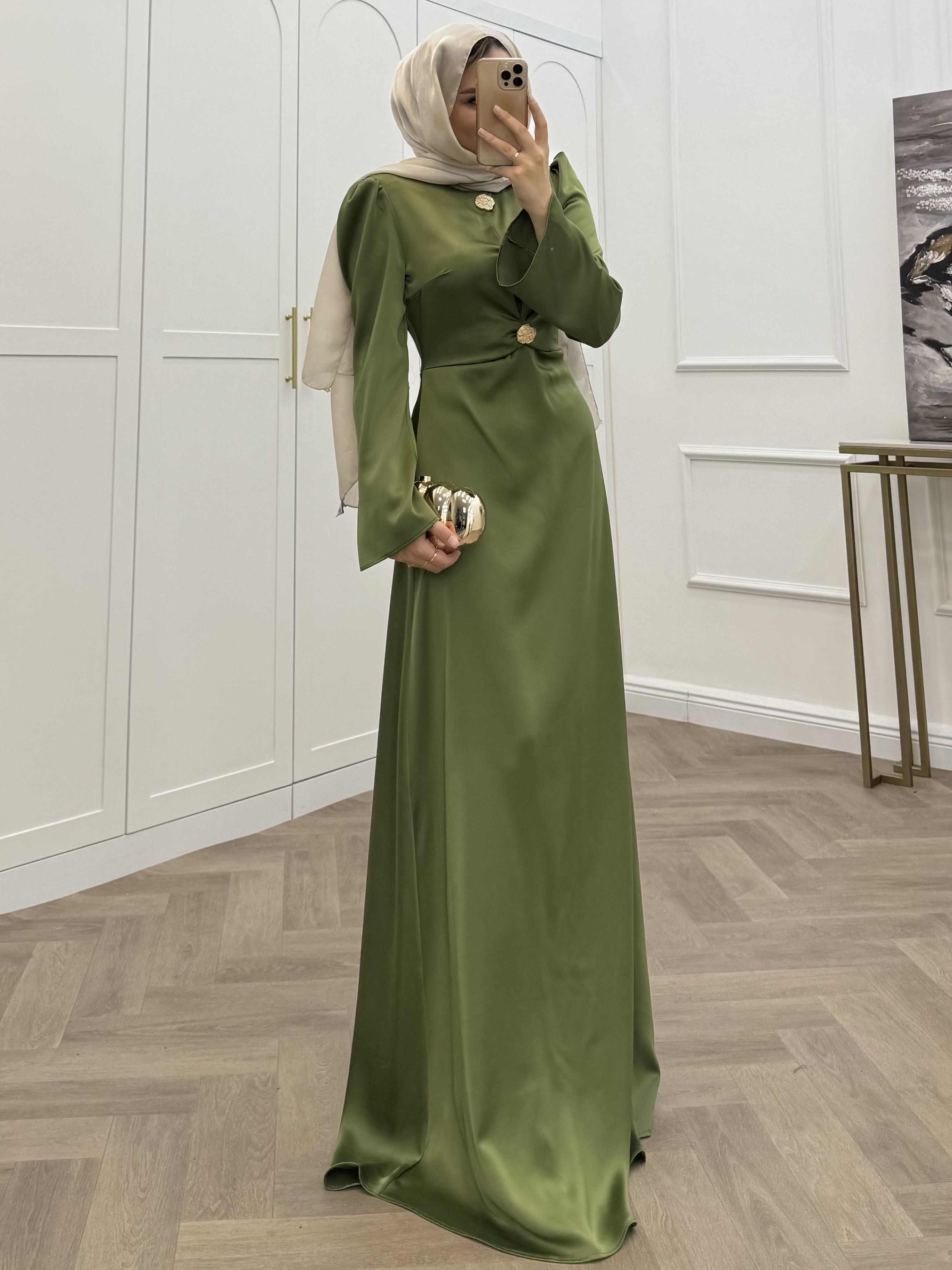 GOLD DÜĞMELİ SATEN ELBİSE YAĞ YEŞİLİ