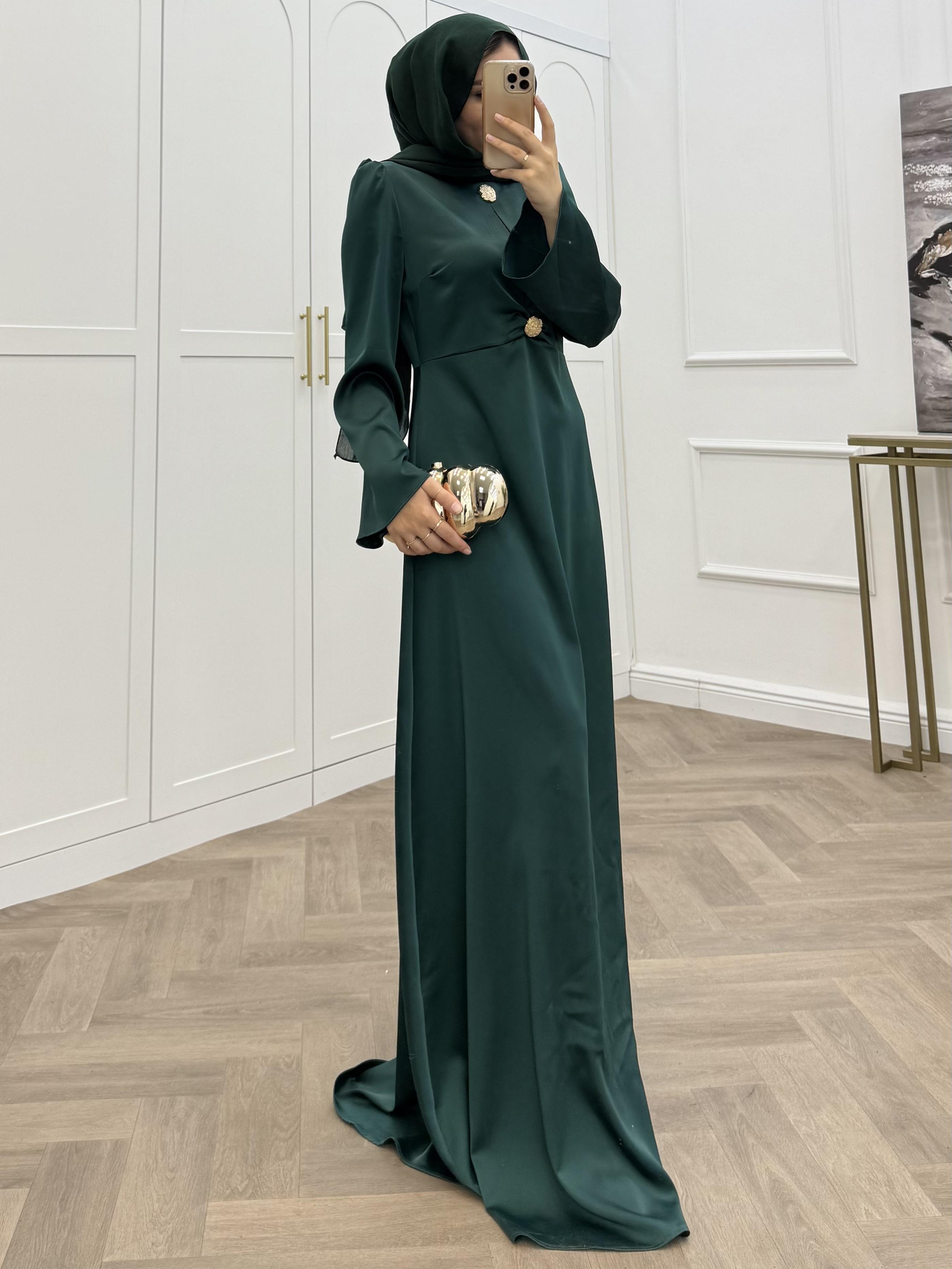 GOLD DÜĞMELİ SATEN ELBİSE ZÜMRÜT